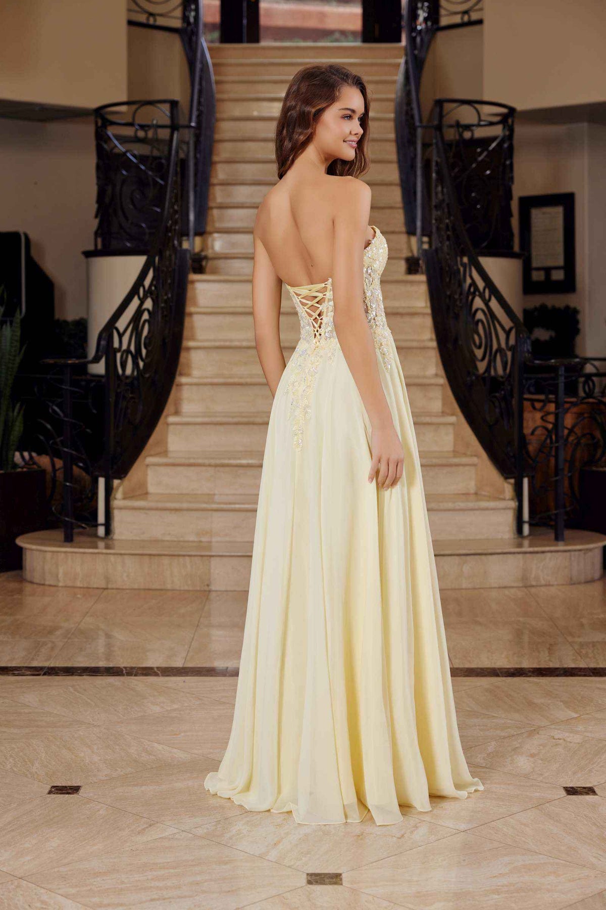 Vestido Nox Anabel C1617 sin tirantes, corsé con apliques y falda de gasa