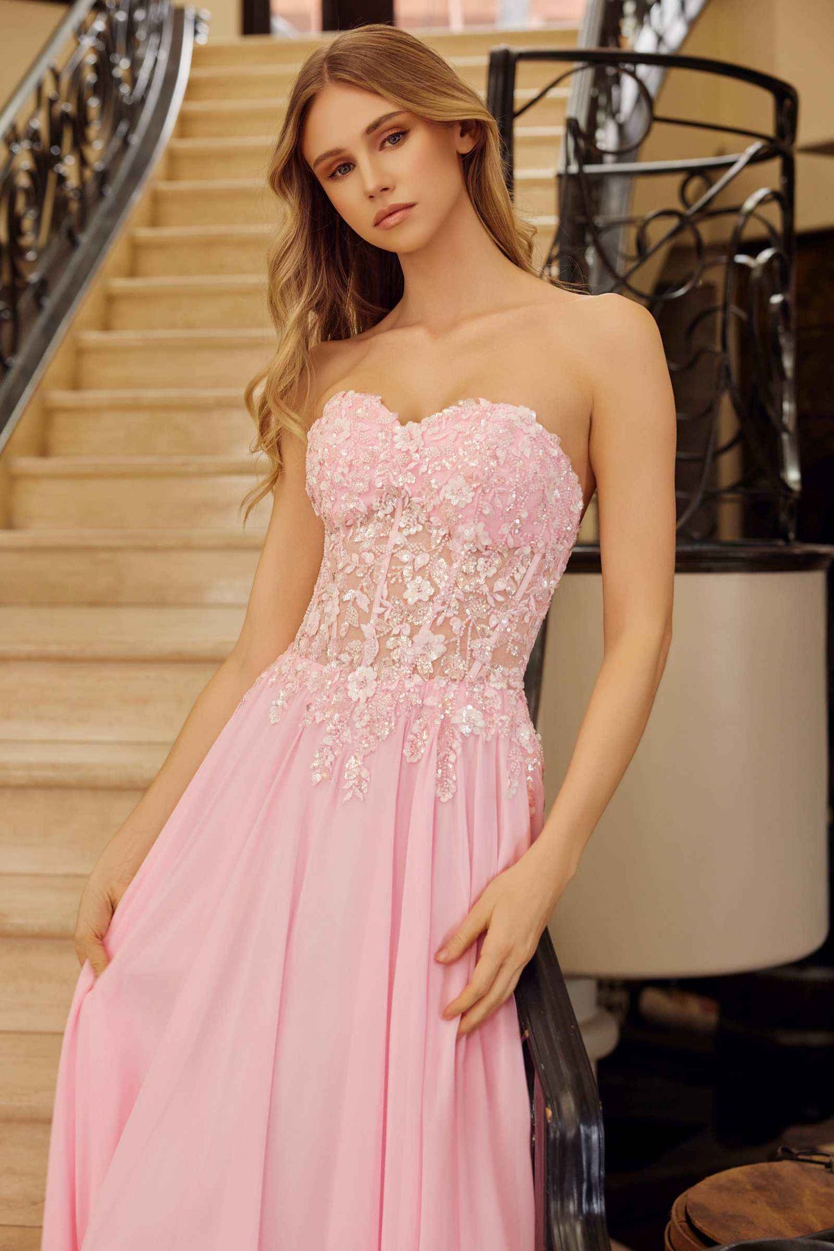 Vestido Nox Anabel C1617 sin tirantes, corsé con apliques y falda de gasa
