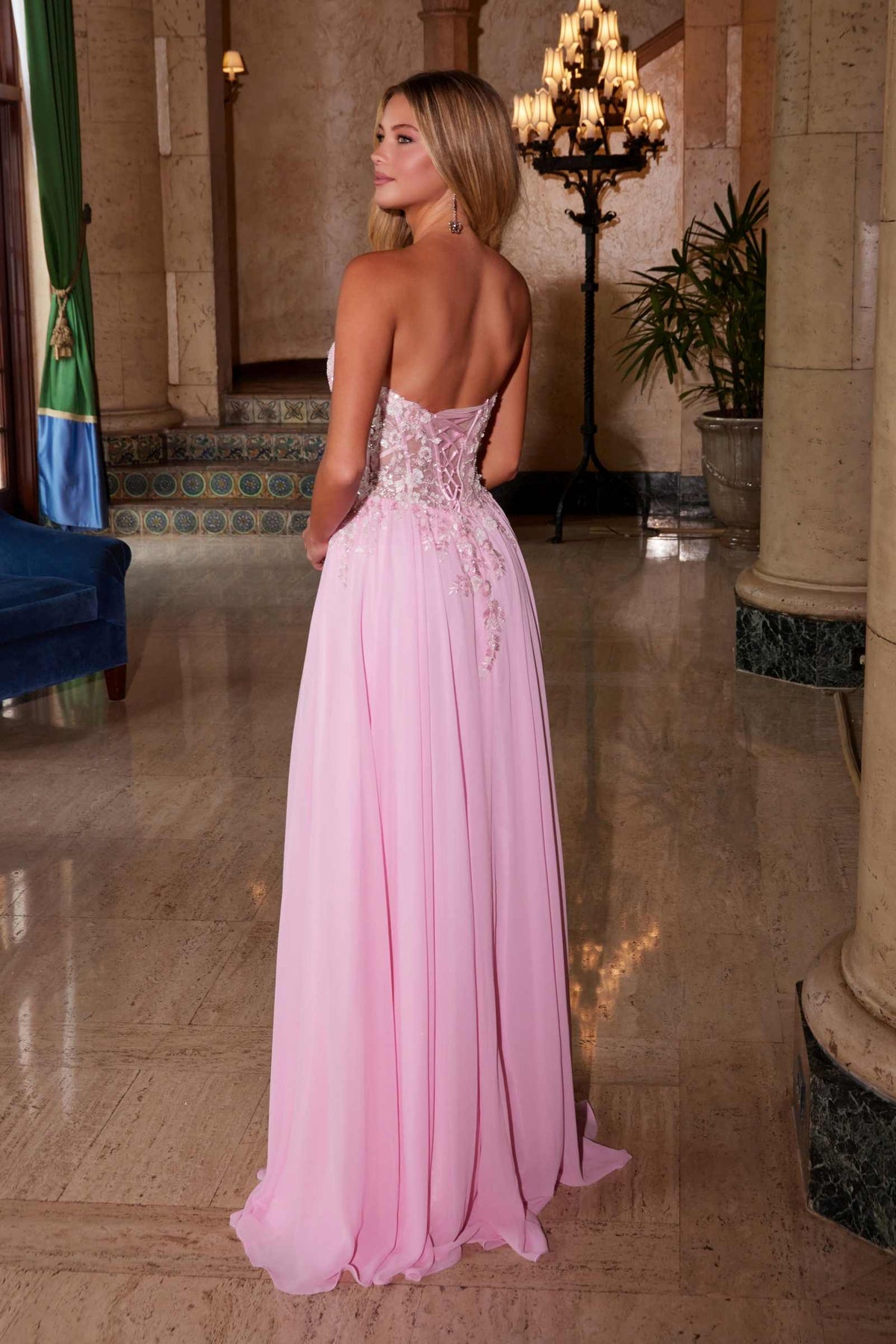 Vestido Nox Anabel C1617 sin tirantes, corsé con apliques y falda de gasa