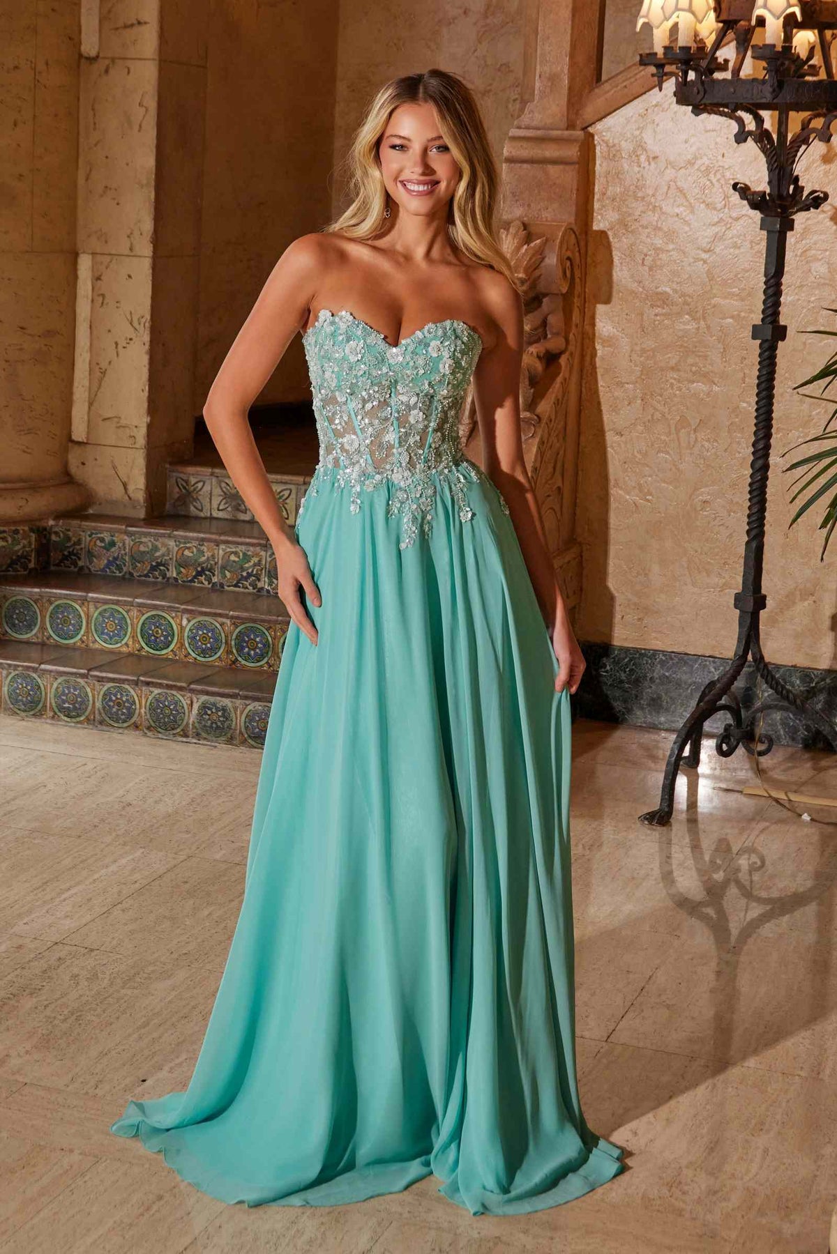 Vestido Nox Anabel C1617 sin tirantes, corsé con apliques y falda de gasa