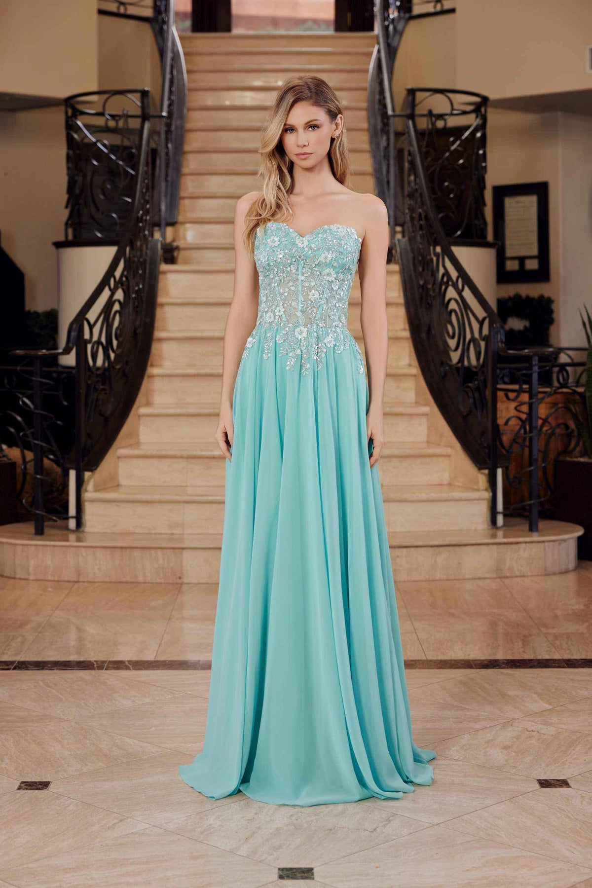 Vestido Nox Anabel C1617 sin tirantes, corsé con apliques y falda de gasa