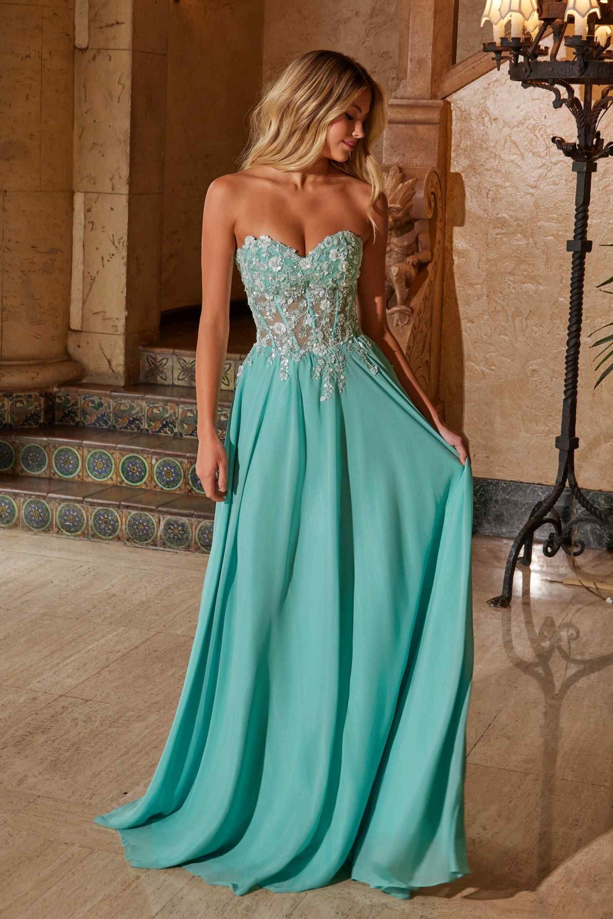 Vestido Nox Anabel C1617 sin tirantes, corsé con apliques y falda de gasa
