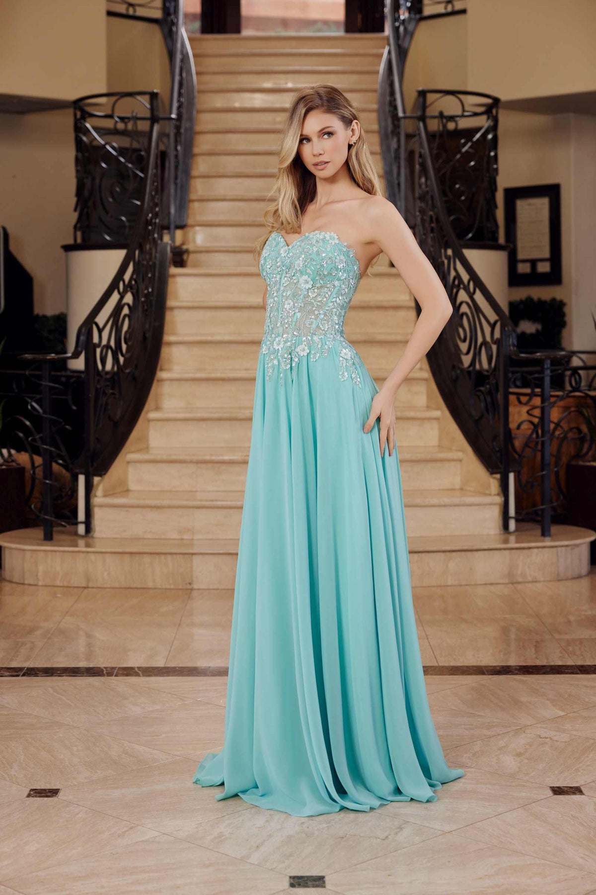 Vestido Nox Anabel C1617 sin tirantes, corsé con apliques y falda de gasa