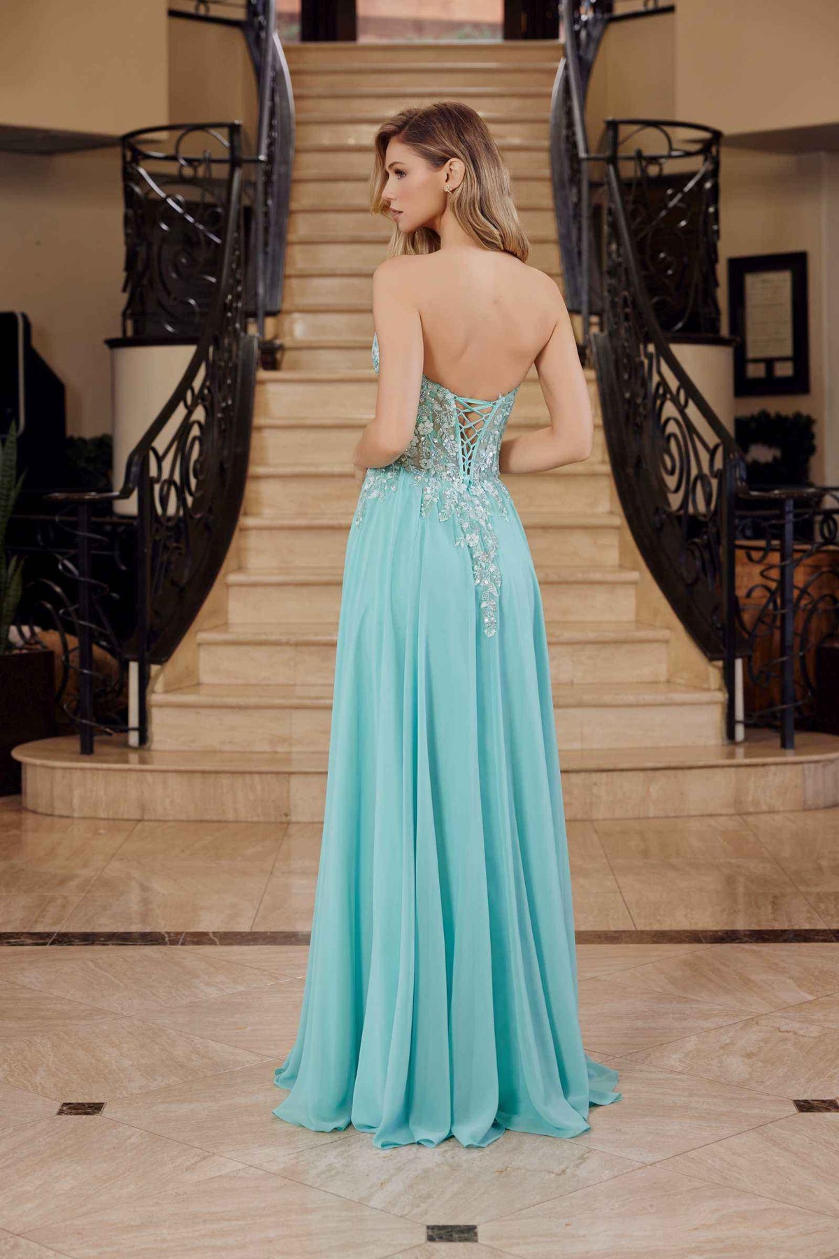 Vestido Nox Anabel C1617 sin tirantes, corsé con apliques y falda de gasa