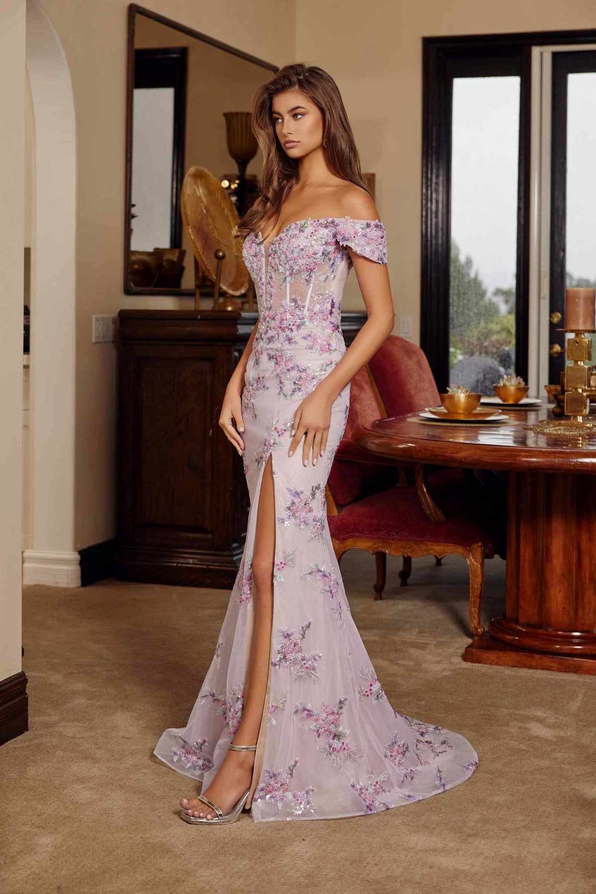 Vestido de fiesta Nox Anabel C1829 con silueta de hombros descubiertos y corpiño bordado