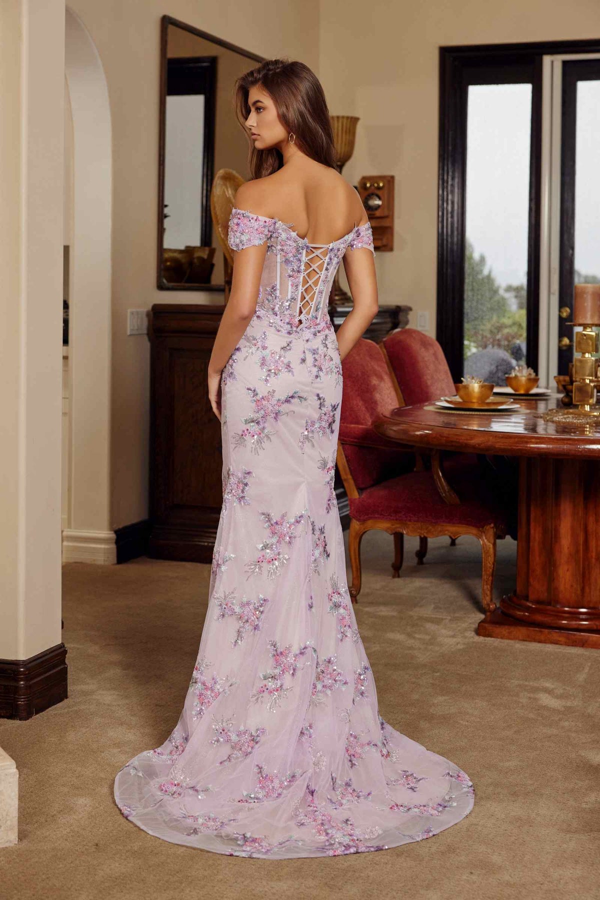 Vestido de fiesta Nox Anabel C1829 con silueta de hombros descubiertos y corpiño bordado