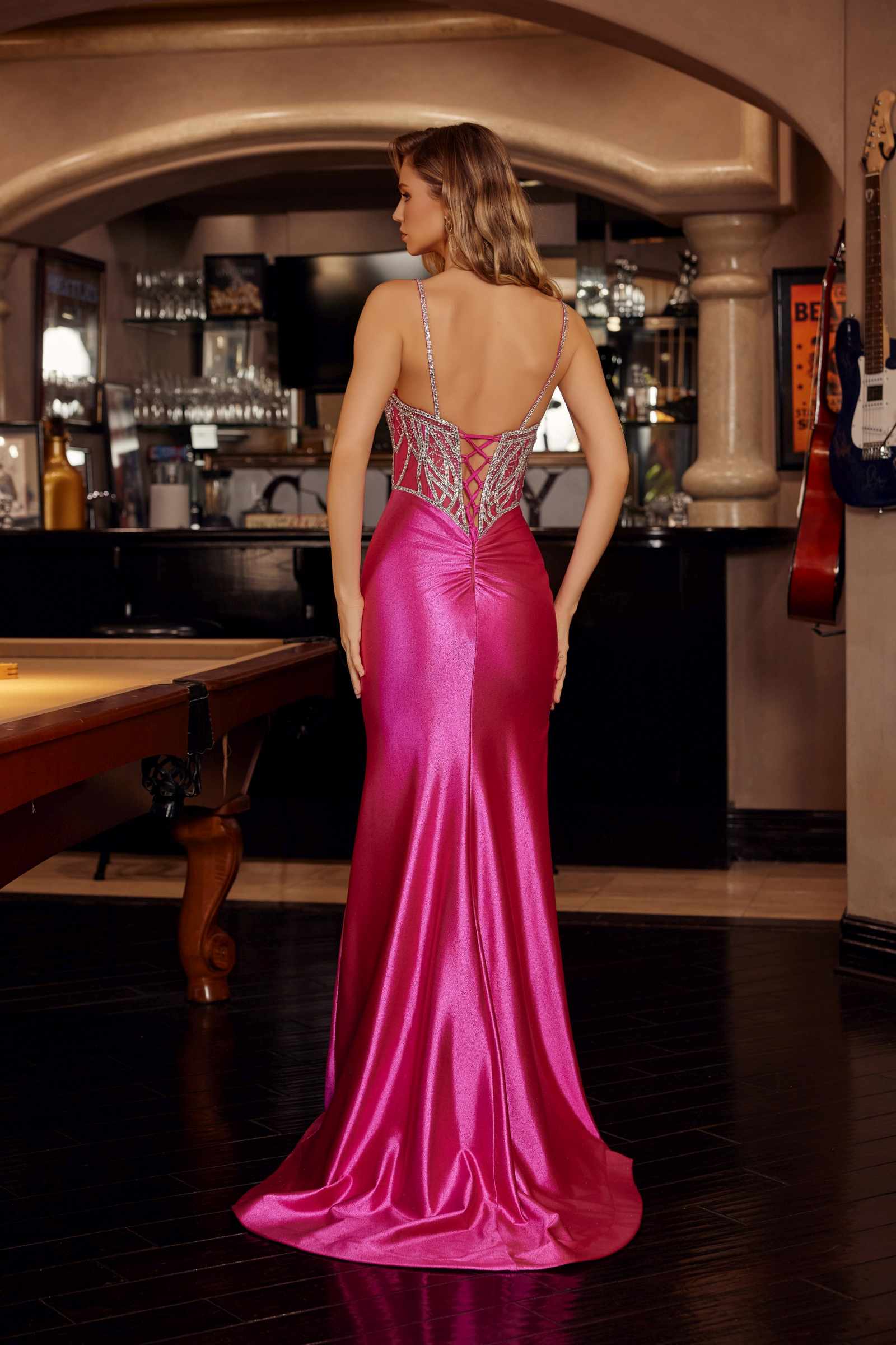 Vestido de fiesta ajustado de tirantes finos de jersey brillante C1832 de Nox Anabel