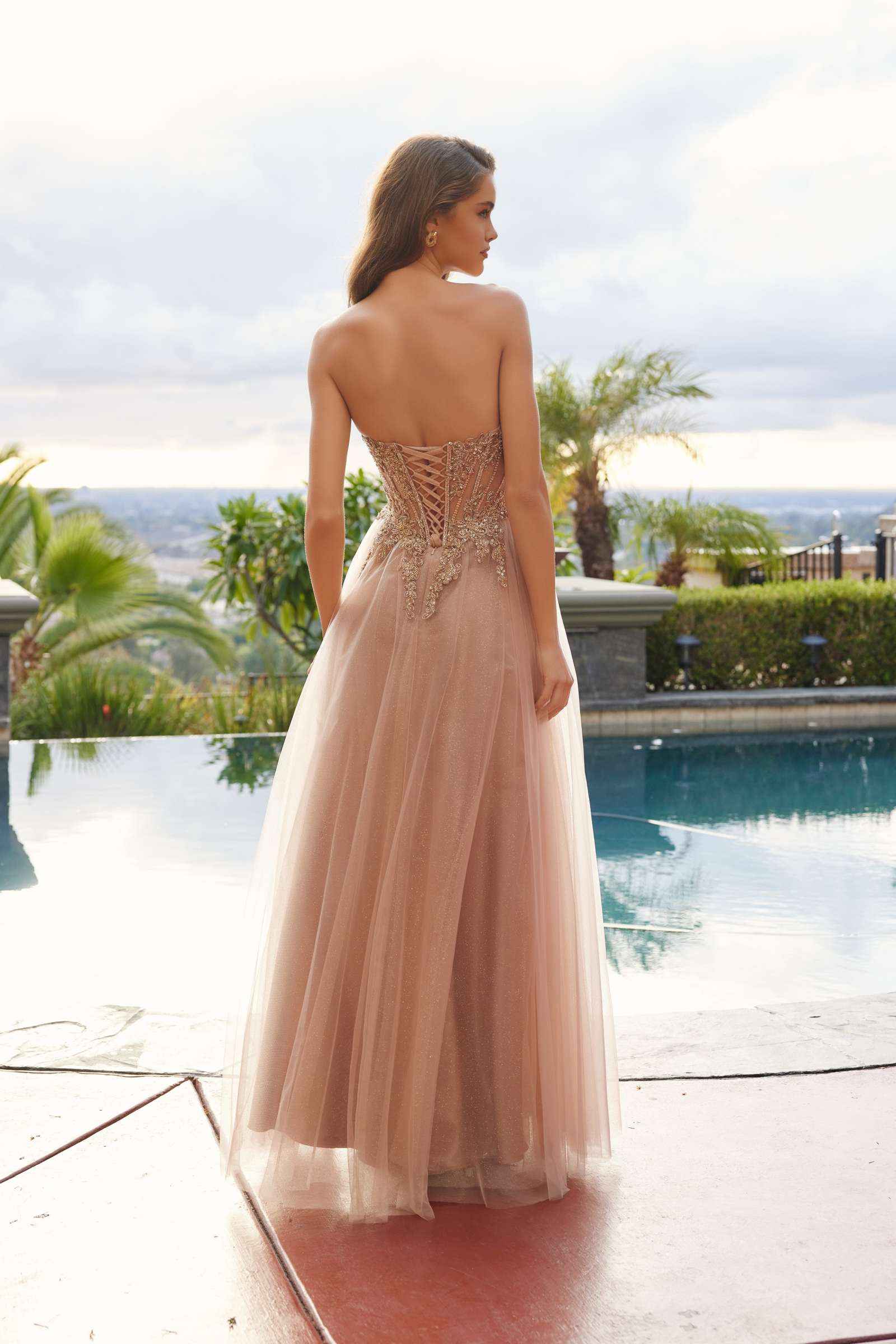 Vestido de fiesta de gala de lentejuelas con escote en pico, línea A y malla Nox Anabel C1843