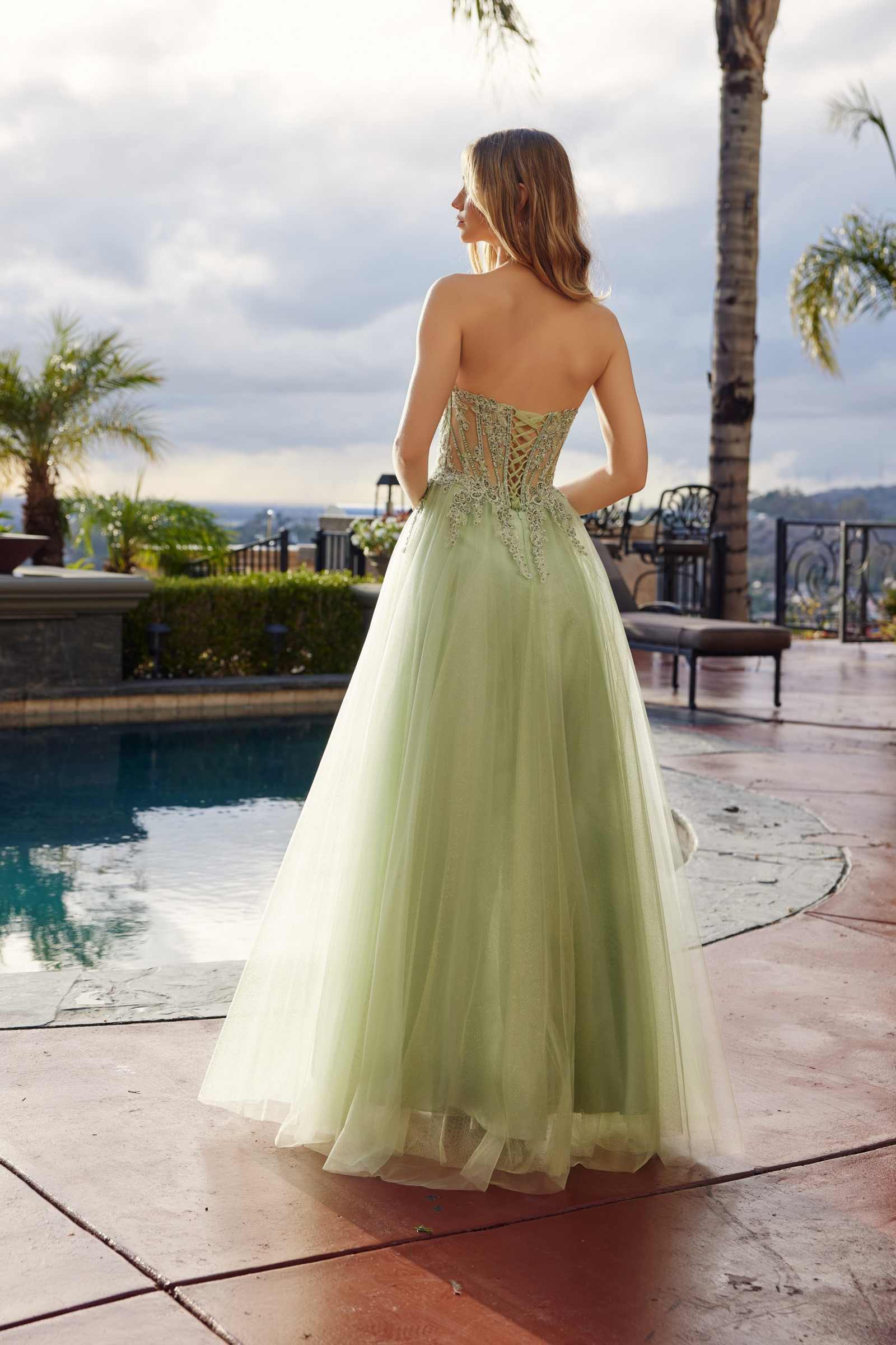 Vestido de fiesta de gala de lentejuelas con escote en pico, línea A y malla Nox Anabel C1843