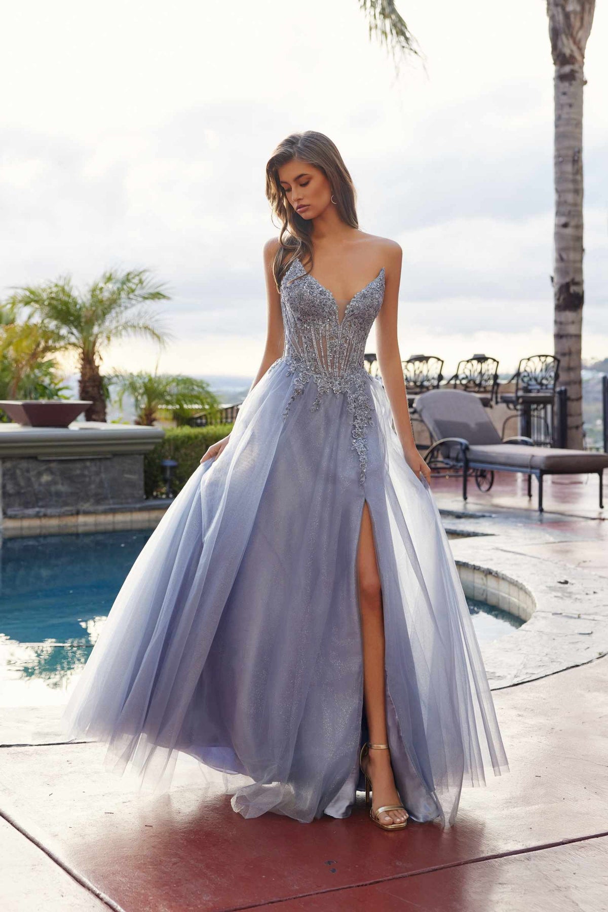 Vestido de fiesta de gala de lentejuelas con escote en pico, línea A y malla Nox Anabel C1843