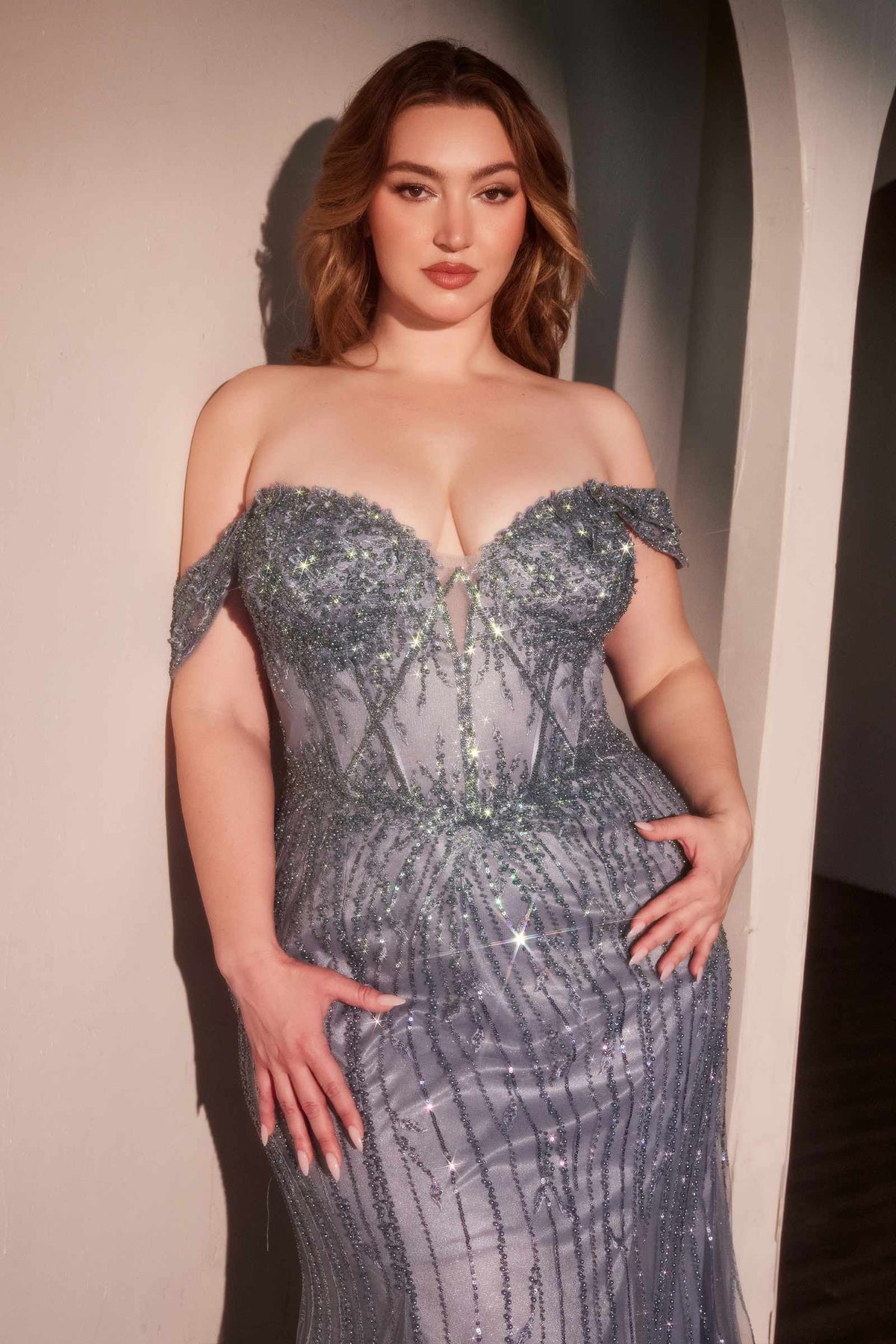 Vestido de gala curve con hombros descubiertos y cuentas Ladivine CC341C