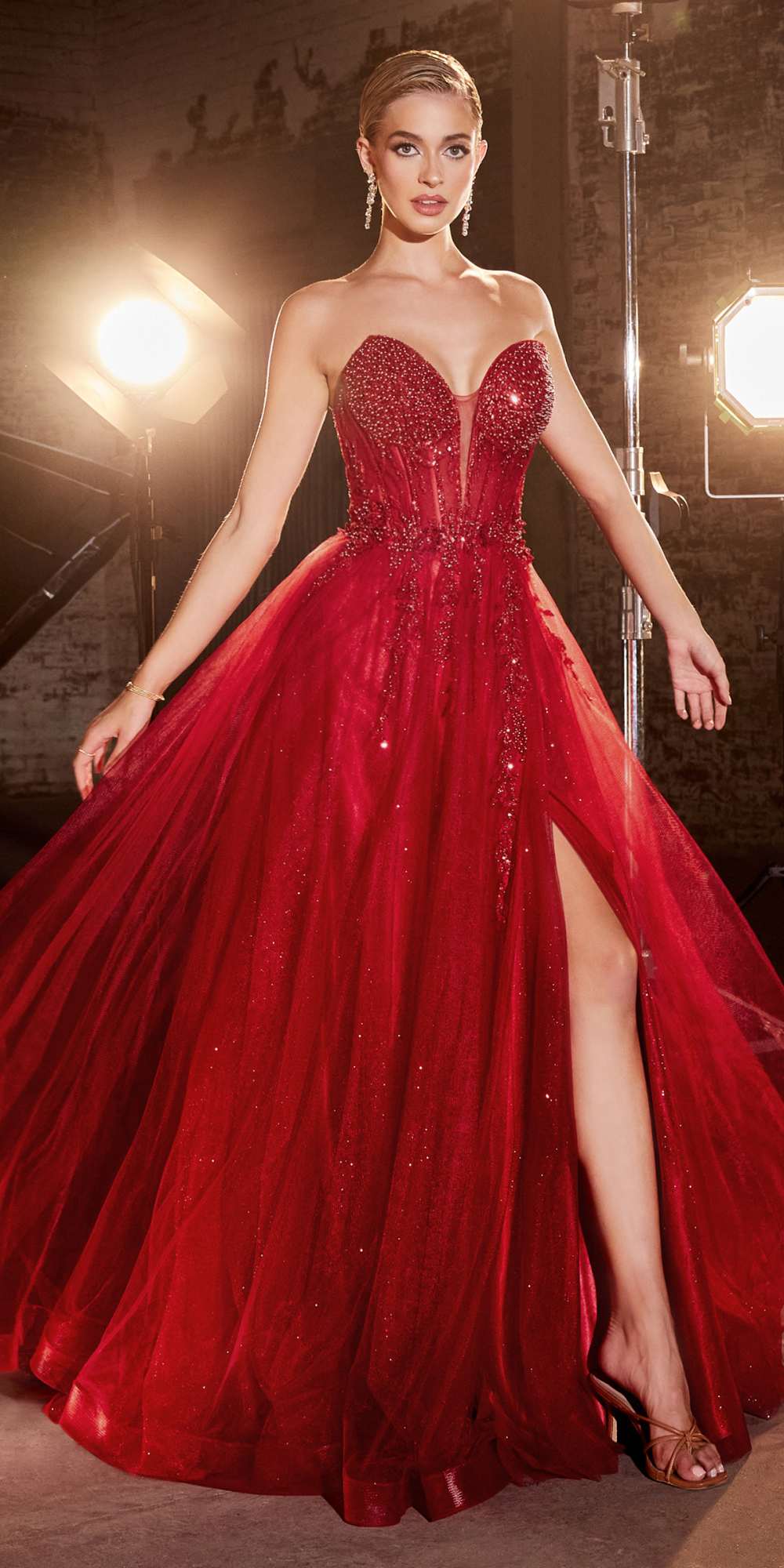 Vestido de novia largo sin tirantes de tul con capas Ladivine CD0230W