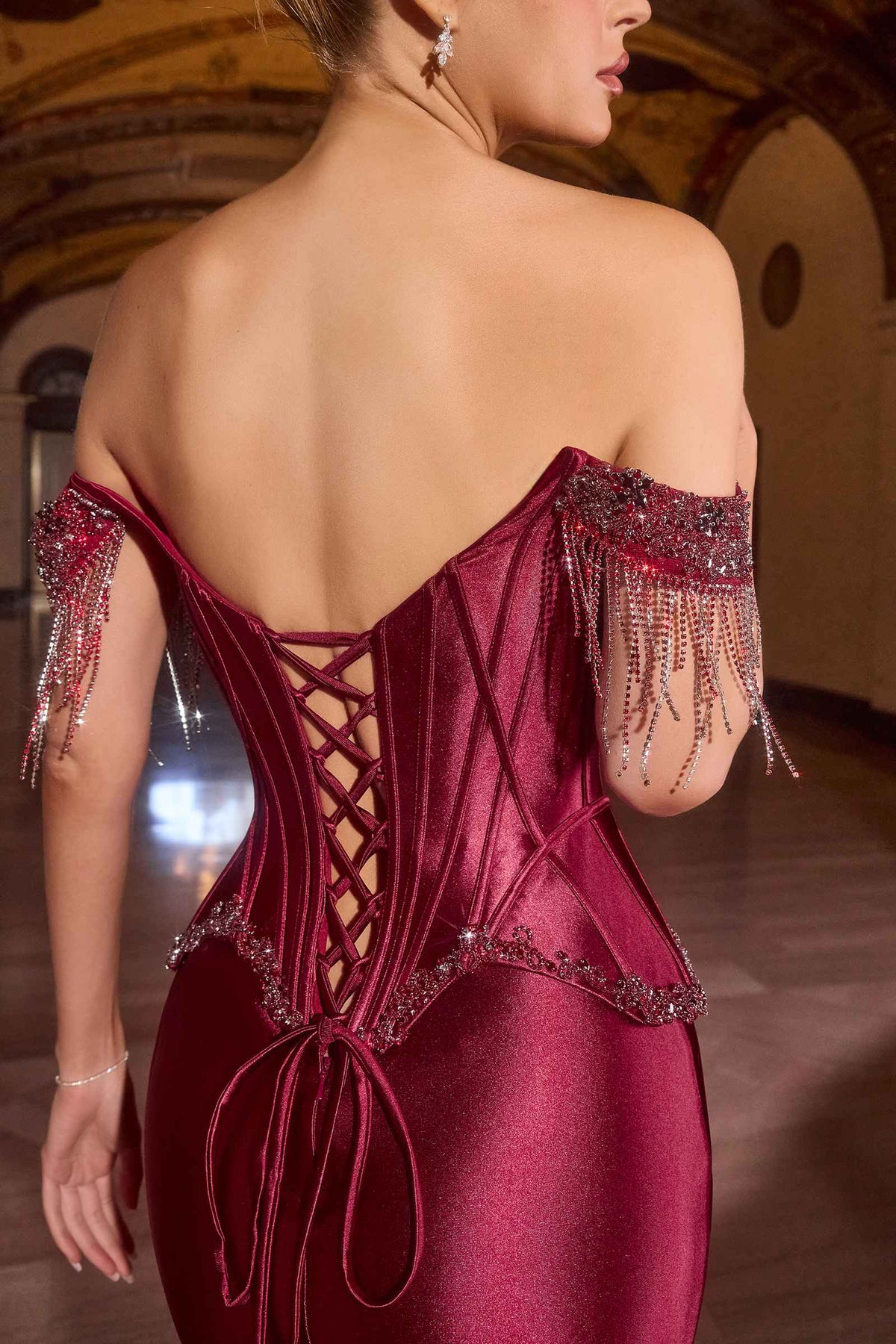 Vestido de noche ajustado Ladivine CD688 de satén elástico de lujo con hombros descubiertos