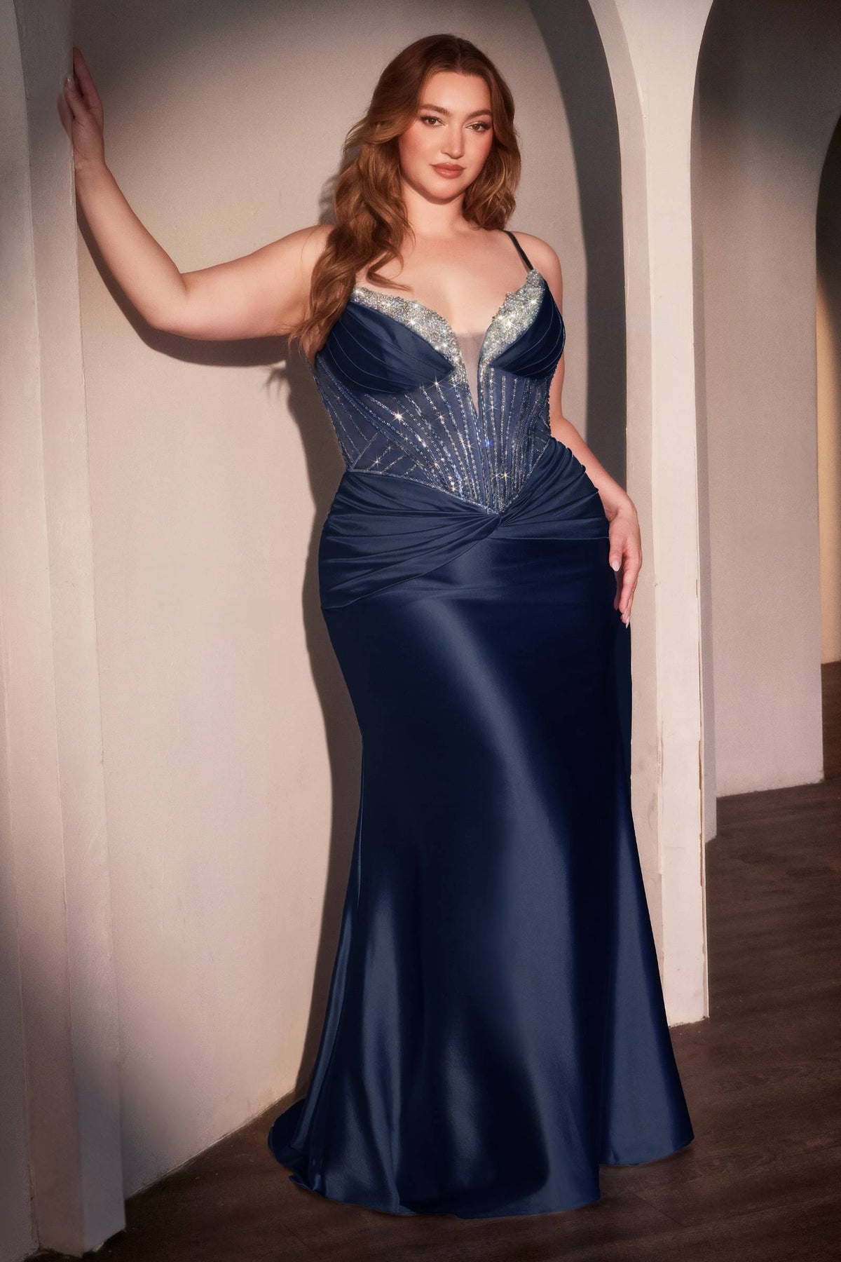 Vestido Ladivine CD752C de satén ajustado con adornos, talla grande