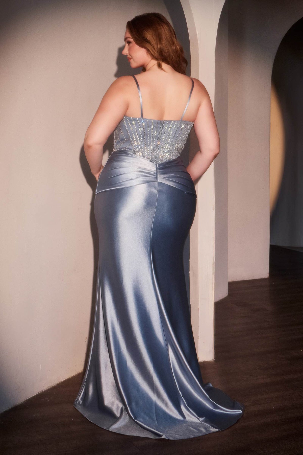 Vestido Ladivine CD752C de satén ajustado con adornos, talla grande