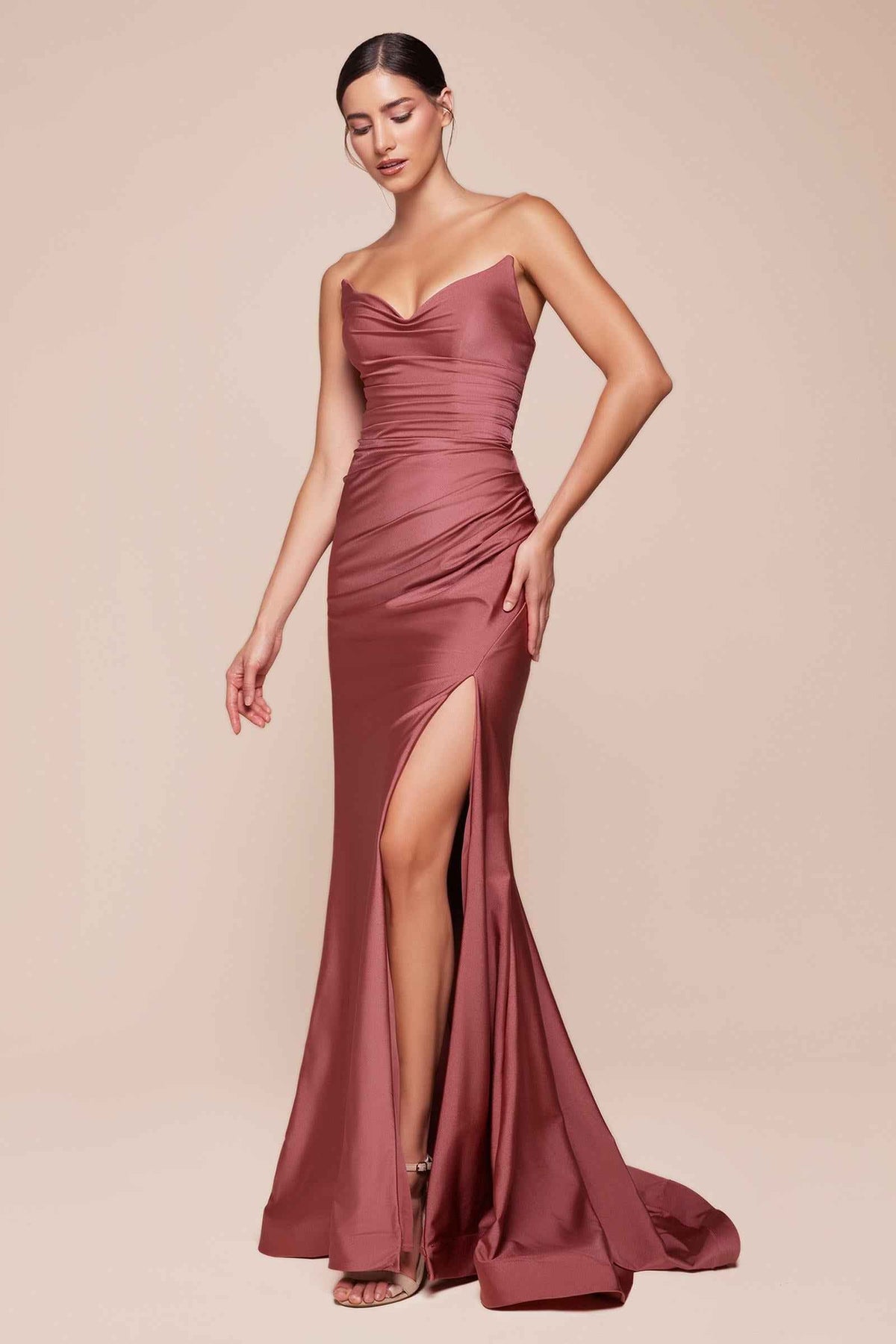 Vestido Ladivine CD791, vestido entallado de satén elástico sin tirantes con abertura