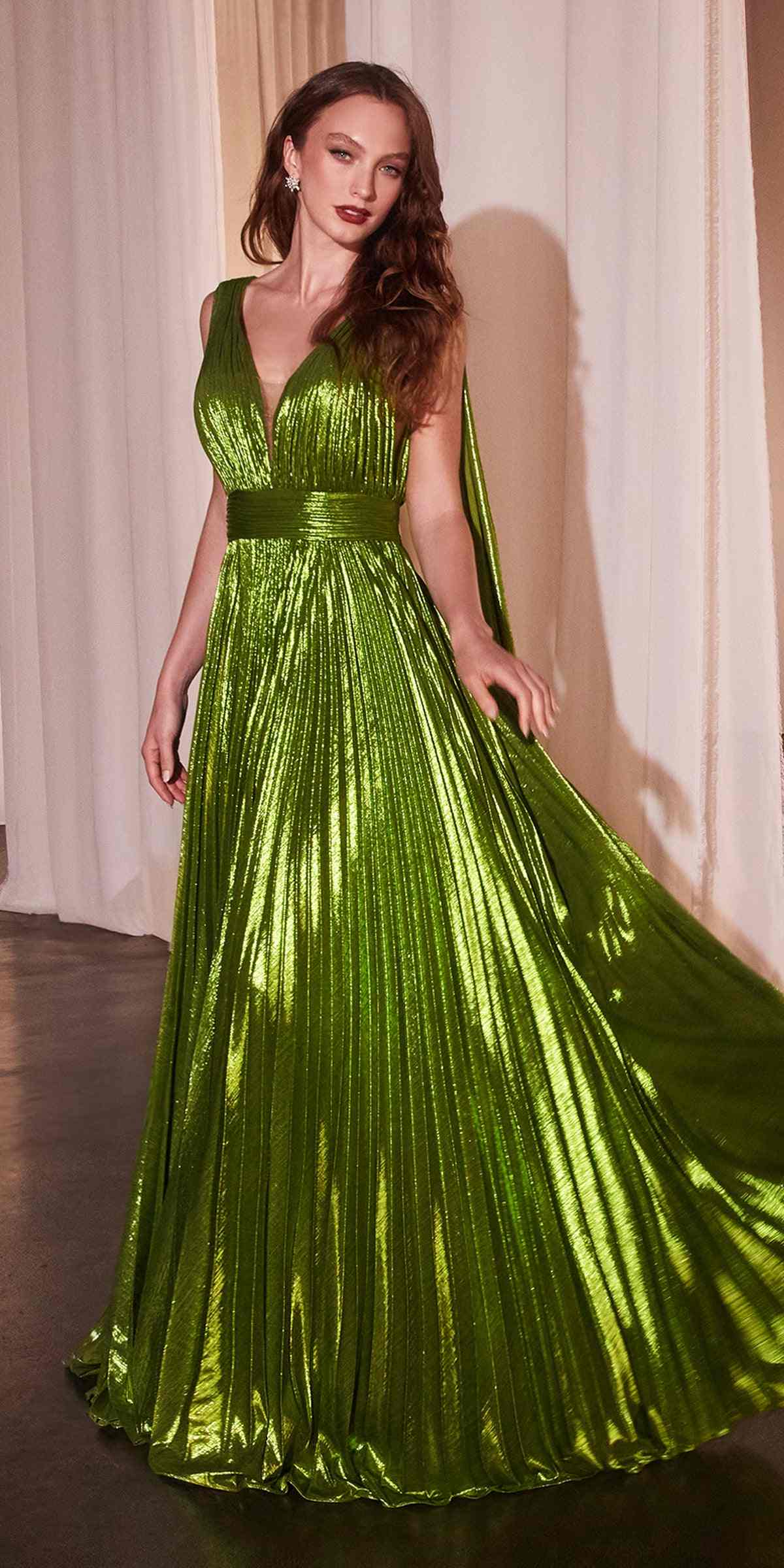 Vestido de noche plisado en línea A metálico Ladivine CD802 con capa y fajín