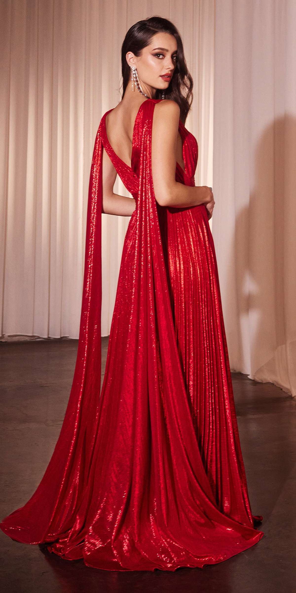 Vestido de noche plisado en línea A metálico Ladivine CD802 con capa y fajín