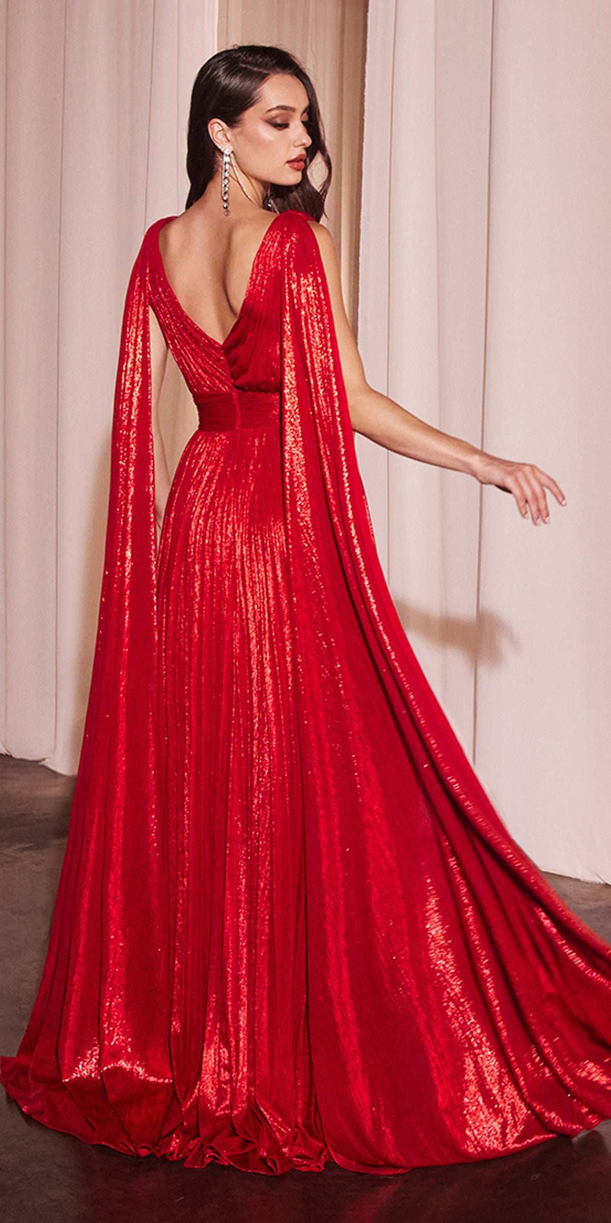 Vestido de noche plisado en línea A metálico Ladivine CD802 con capa y fajín