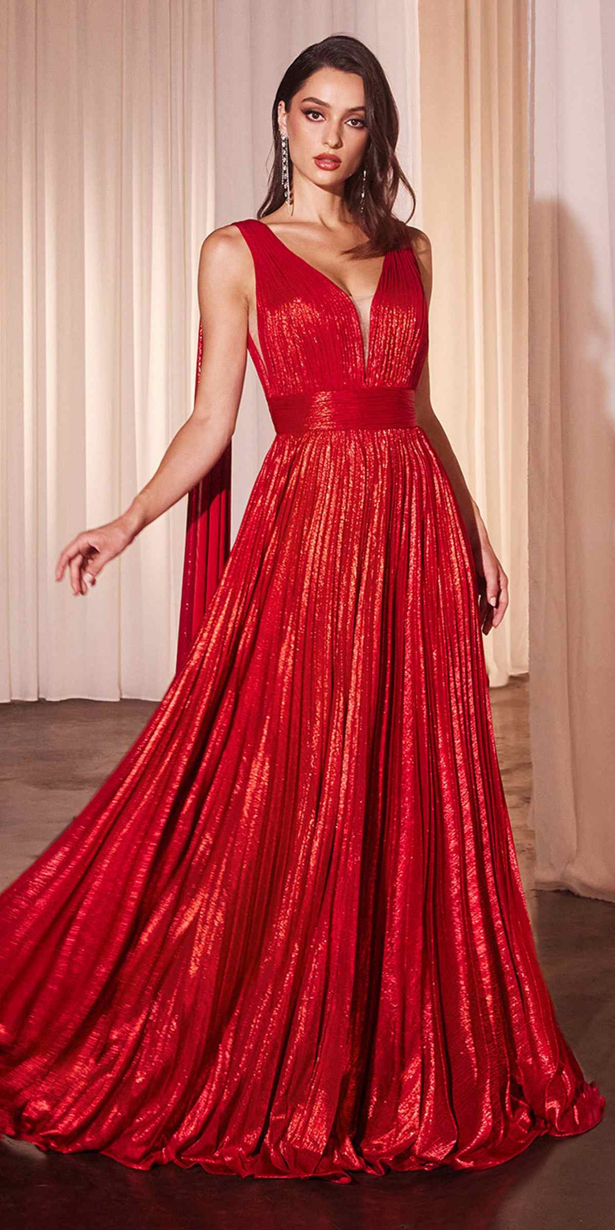 Vestido de noche plisado en línea A metálico Ladivine CD802 con capa y fajín