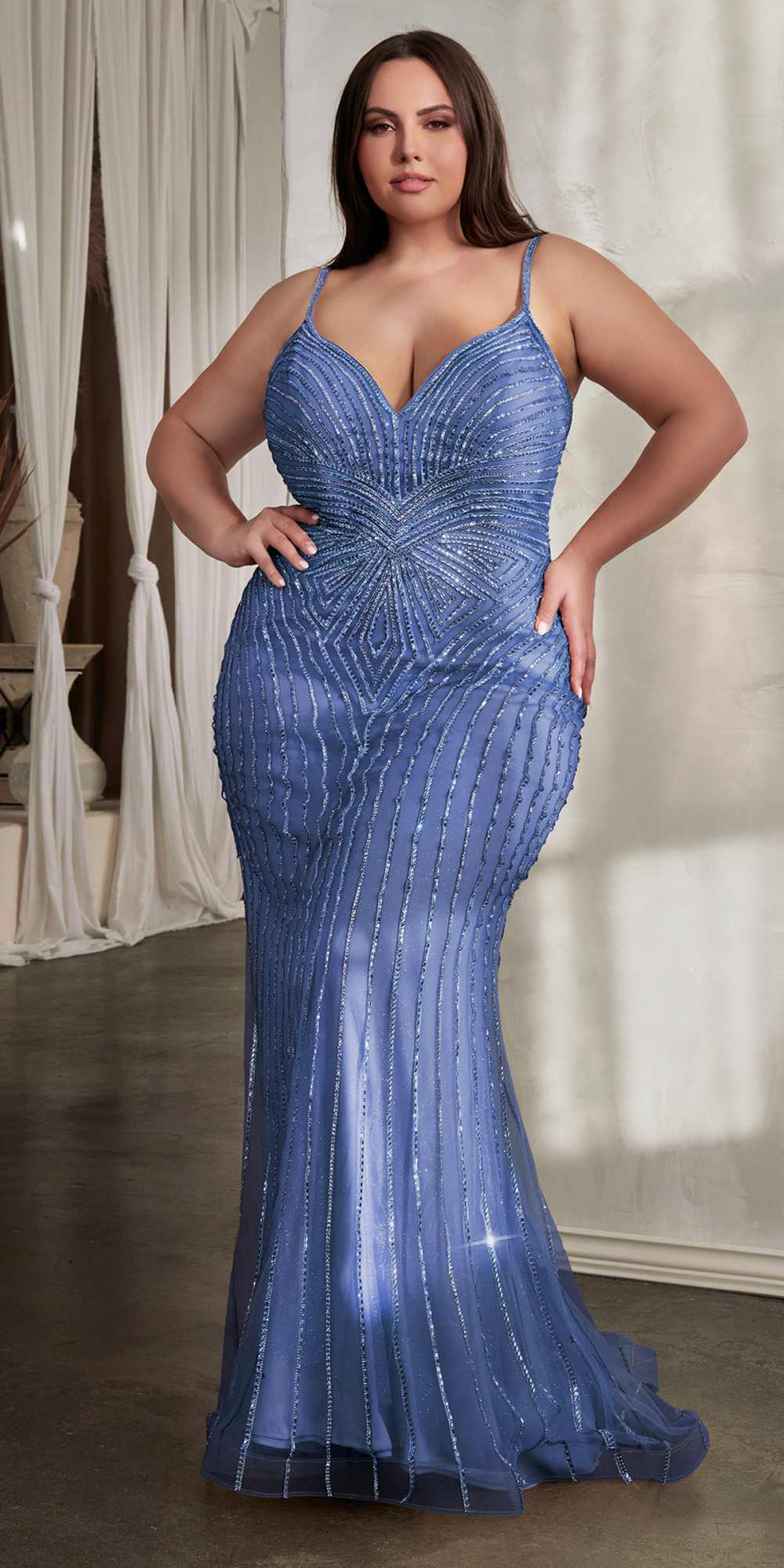 Vestido largo Ladivine CD845 de tul con capas, adornos y pedrería