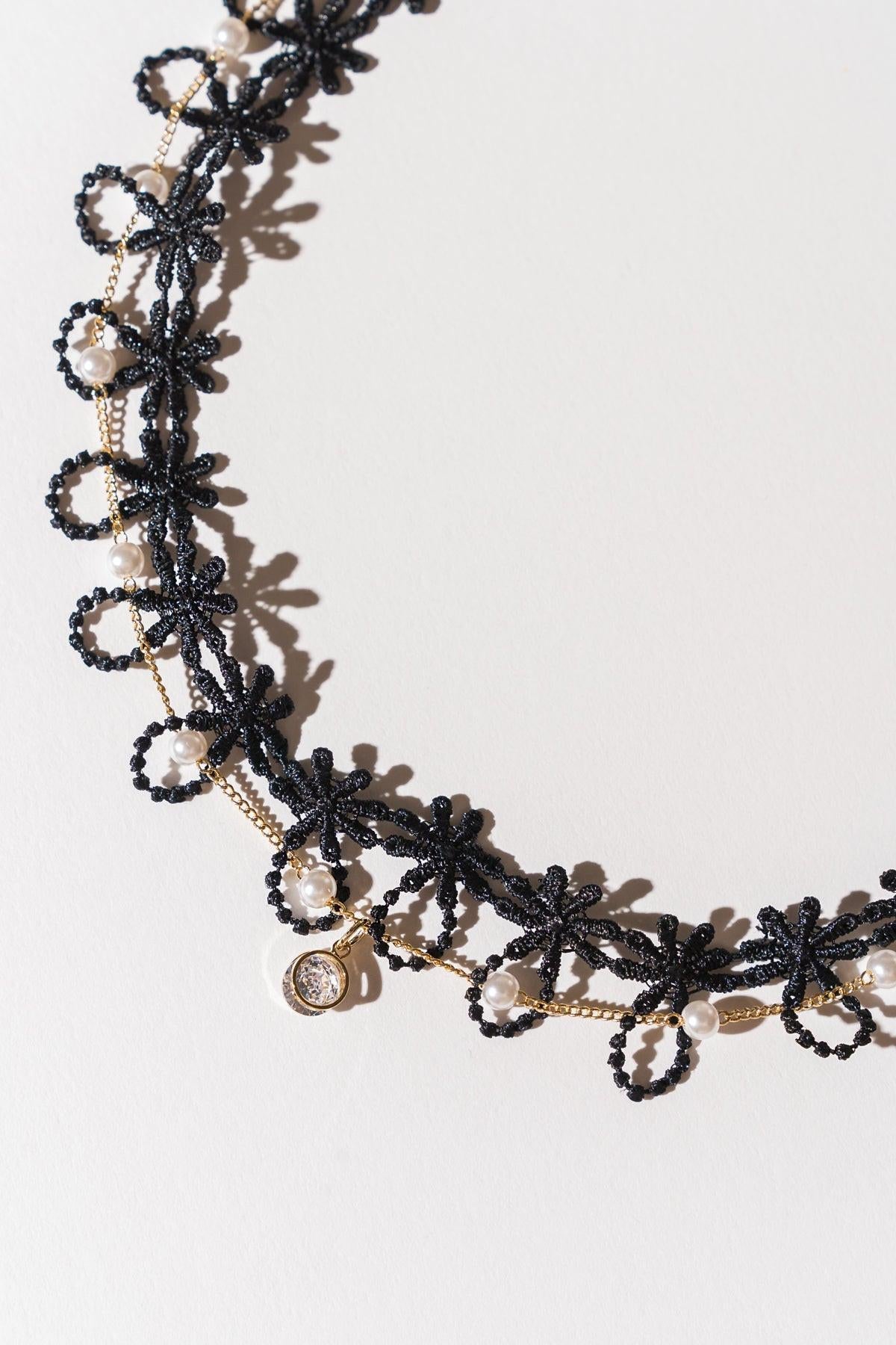 GARGANCILLA DE PERLAS CON MOTIVOS FLORALES
