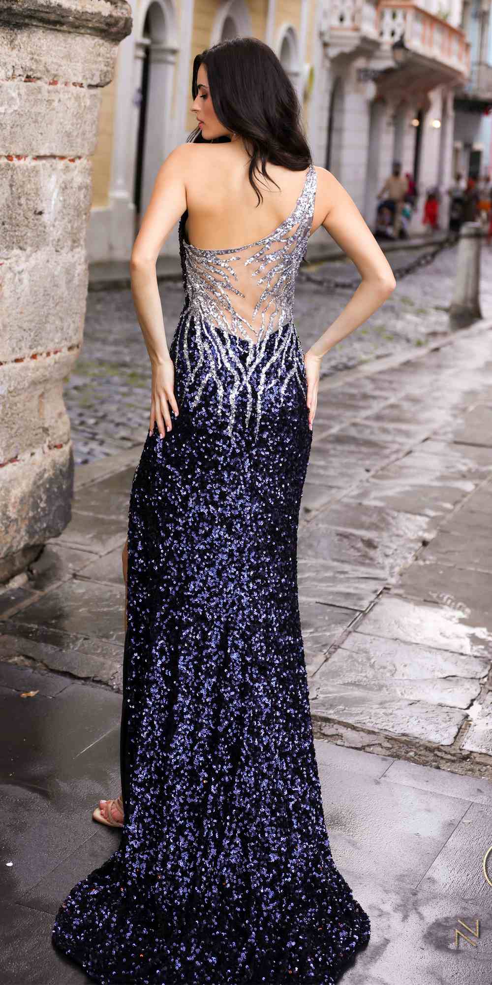 Nox Anabel E1280 Vestido Largo de Fiesta con Lentejuelas, Escote Asimétrico y Espalda Ilusión