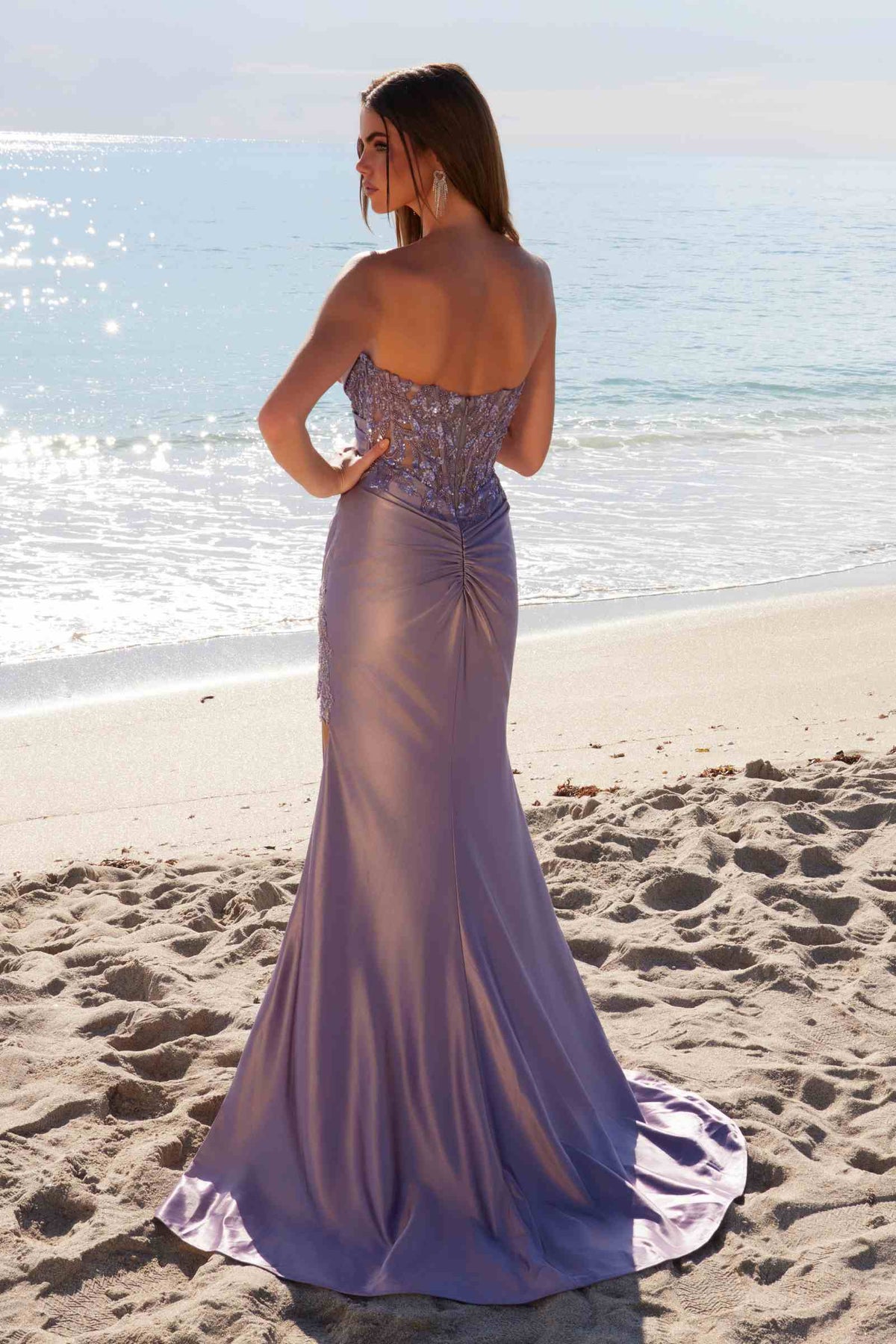 Nox Anabel E1527 Vestido de satén transparente con apliques de deshuesado y abertura alta