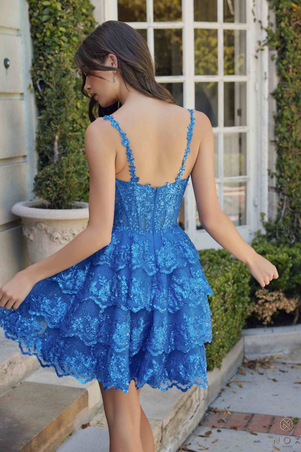 Vestido Corto E914 de Línea A Fruncido con Apliques Nox Anabel