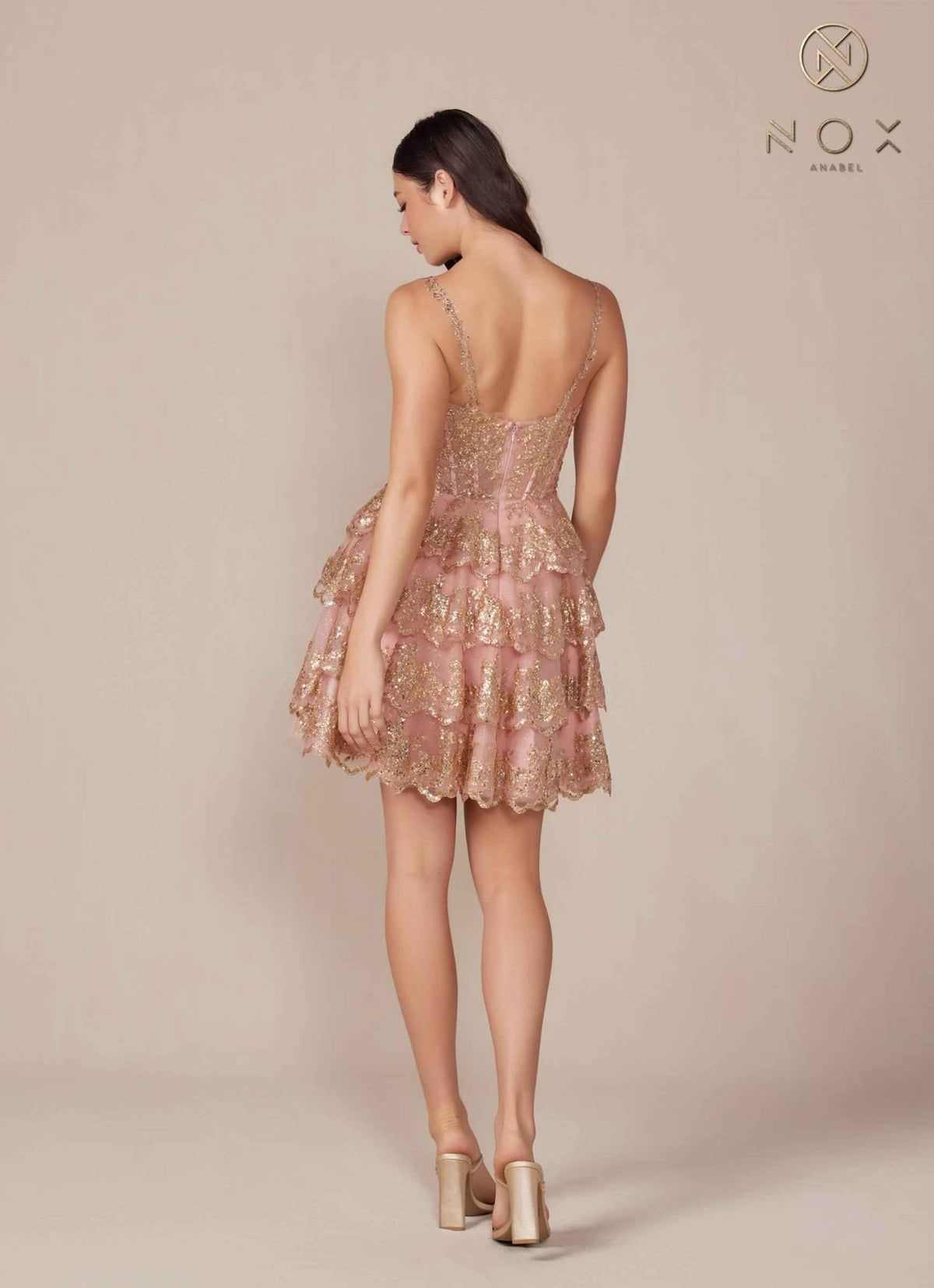 Vestido Corto E914 de Línea A Fruncido con Apliques Nox Anabel