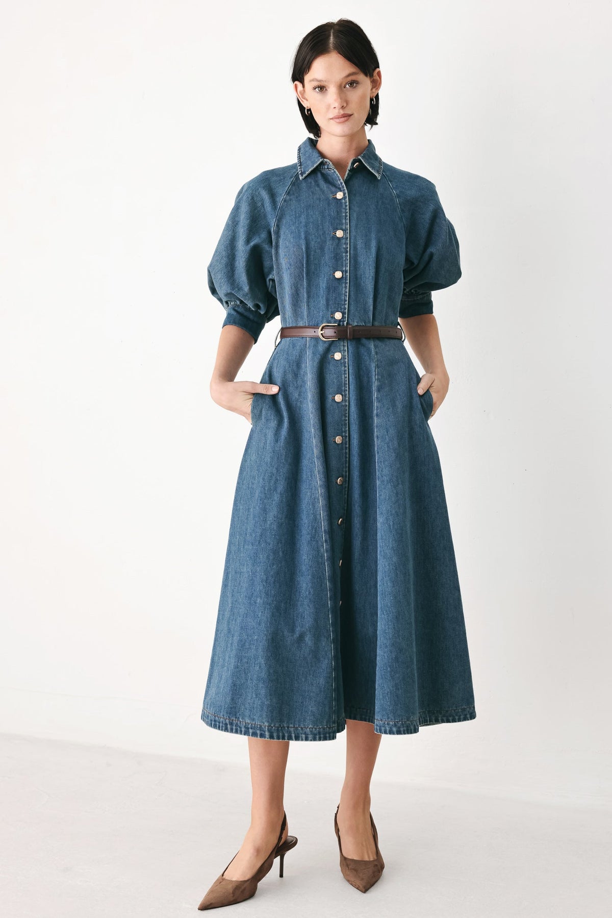 VESTIDO MIDI DE DENIM CON CORTE Y CONTORNO