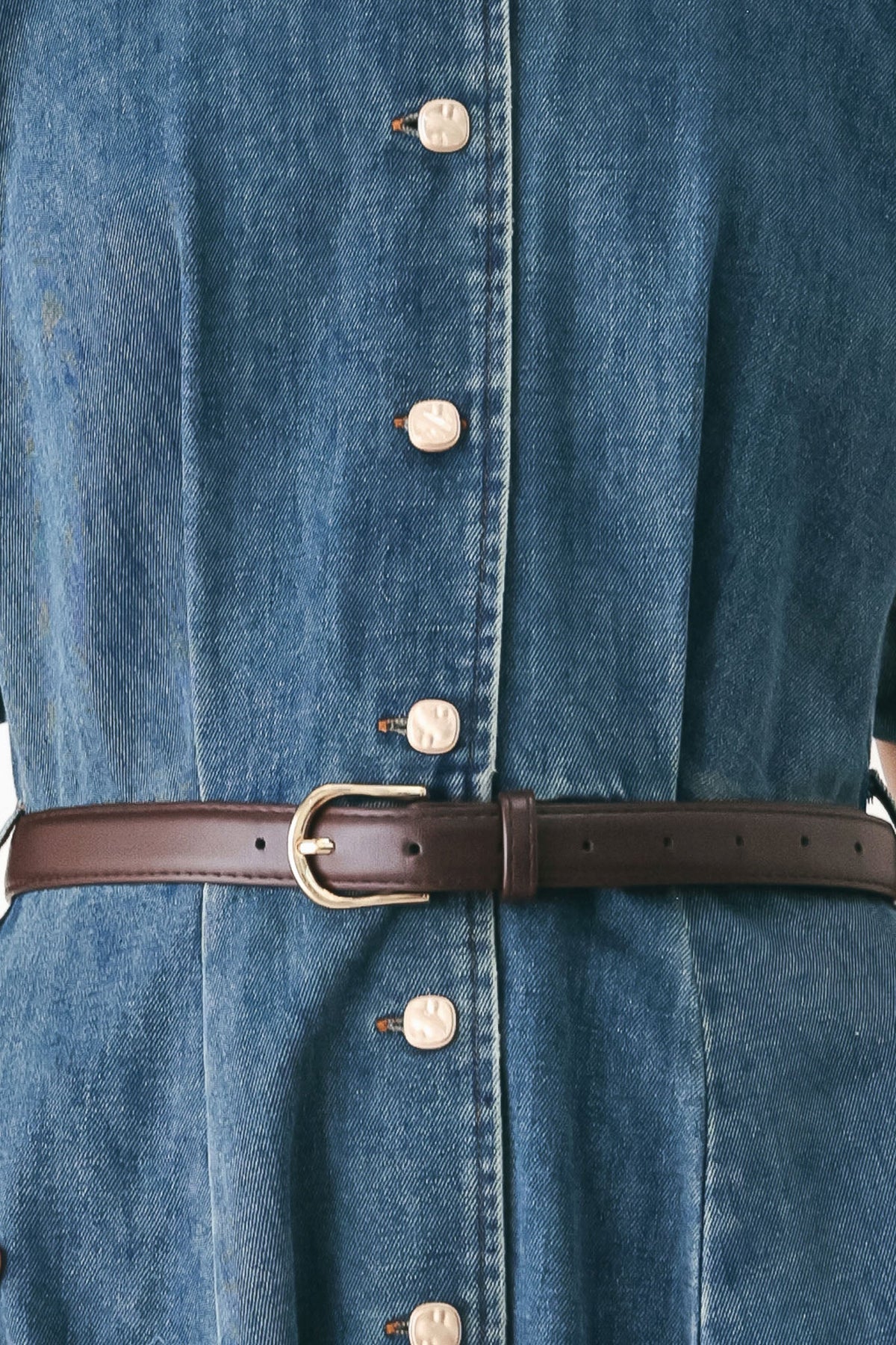 VESTIDO MIDI DE DENIM CON CORTE Y CONTORNO
