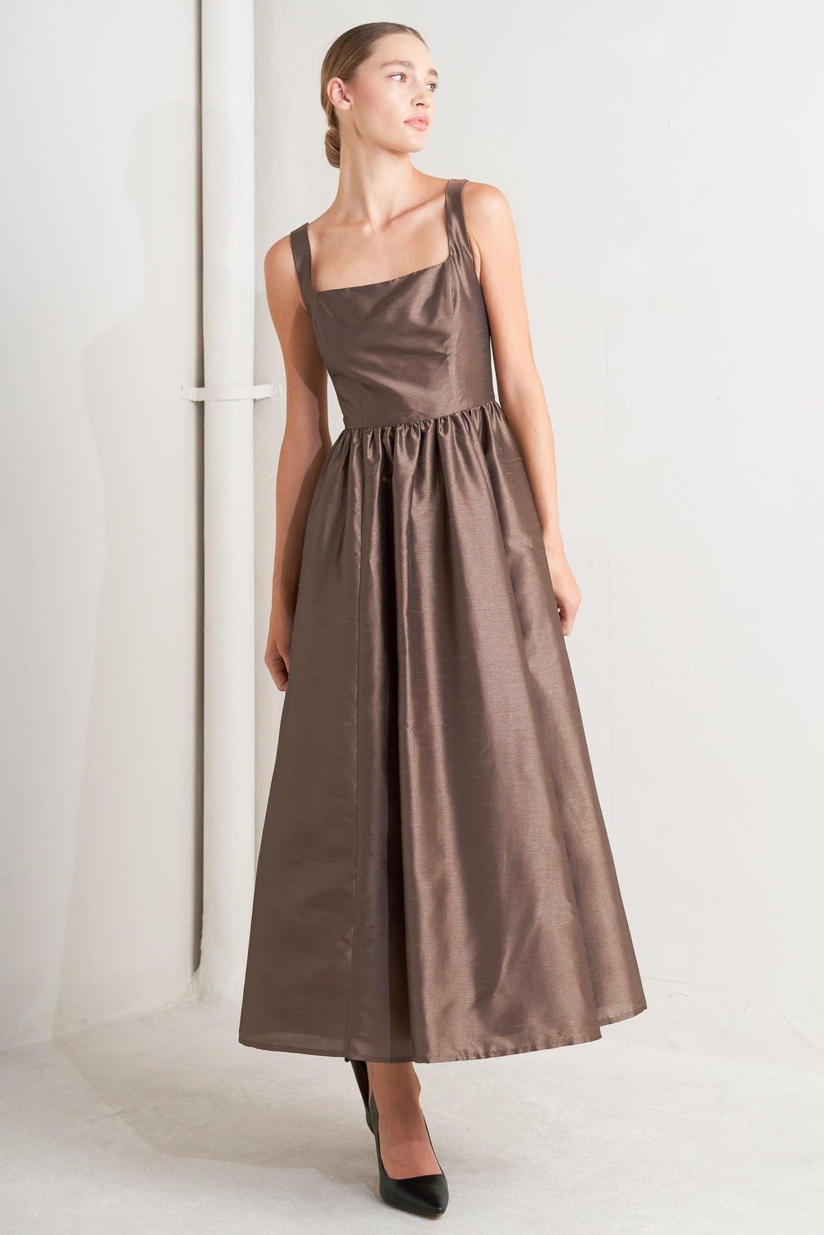 VESTIDO MIDI TEJIDO LUSTER CAFÉ