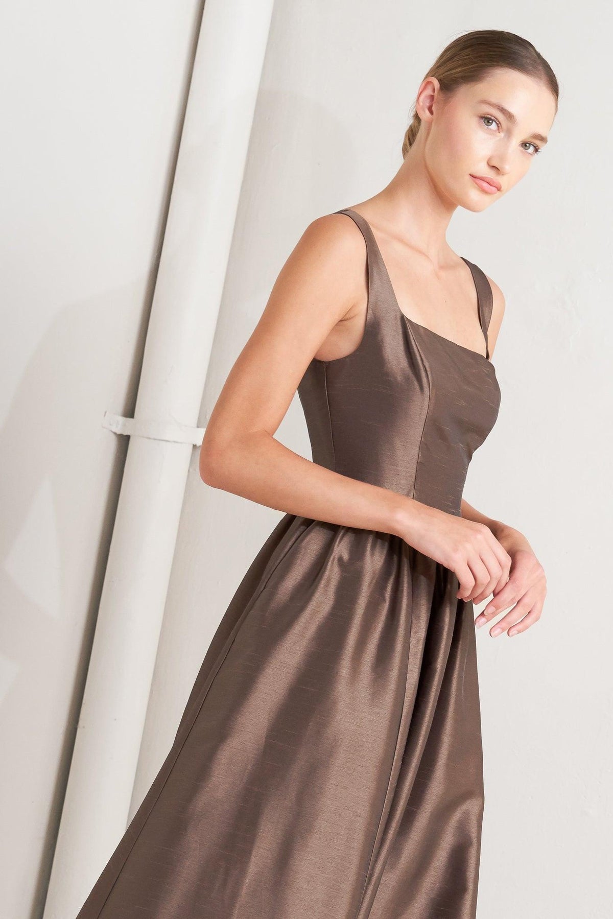 VESTIDO MIDI TEJIDO LUSTER CAFÉ