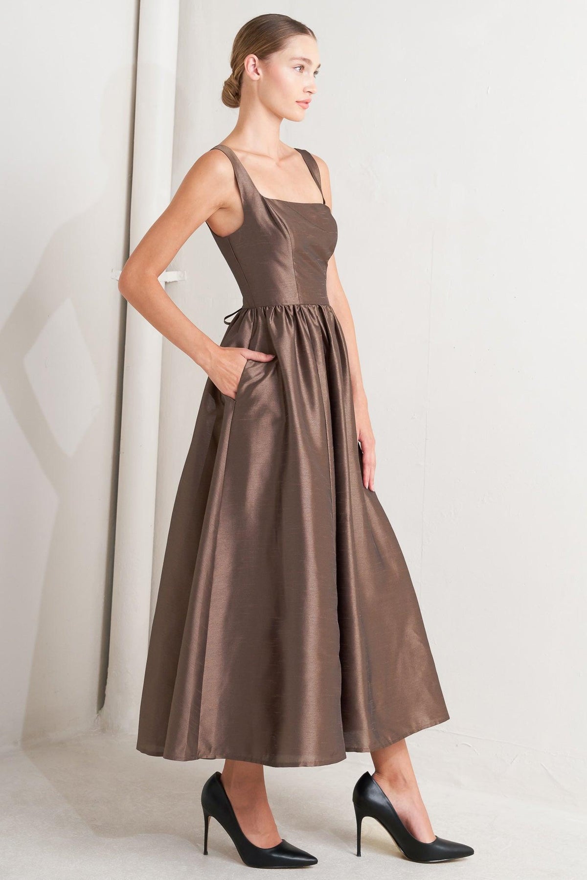 VESTIDO MIDI TEJIDO LUSTER CAFÉ
