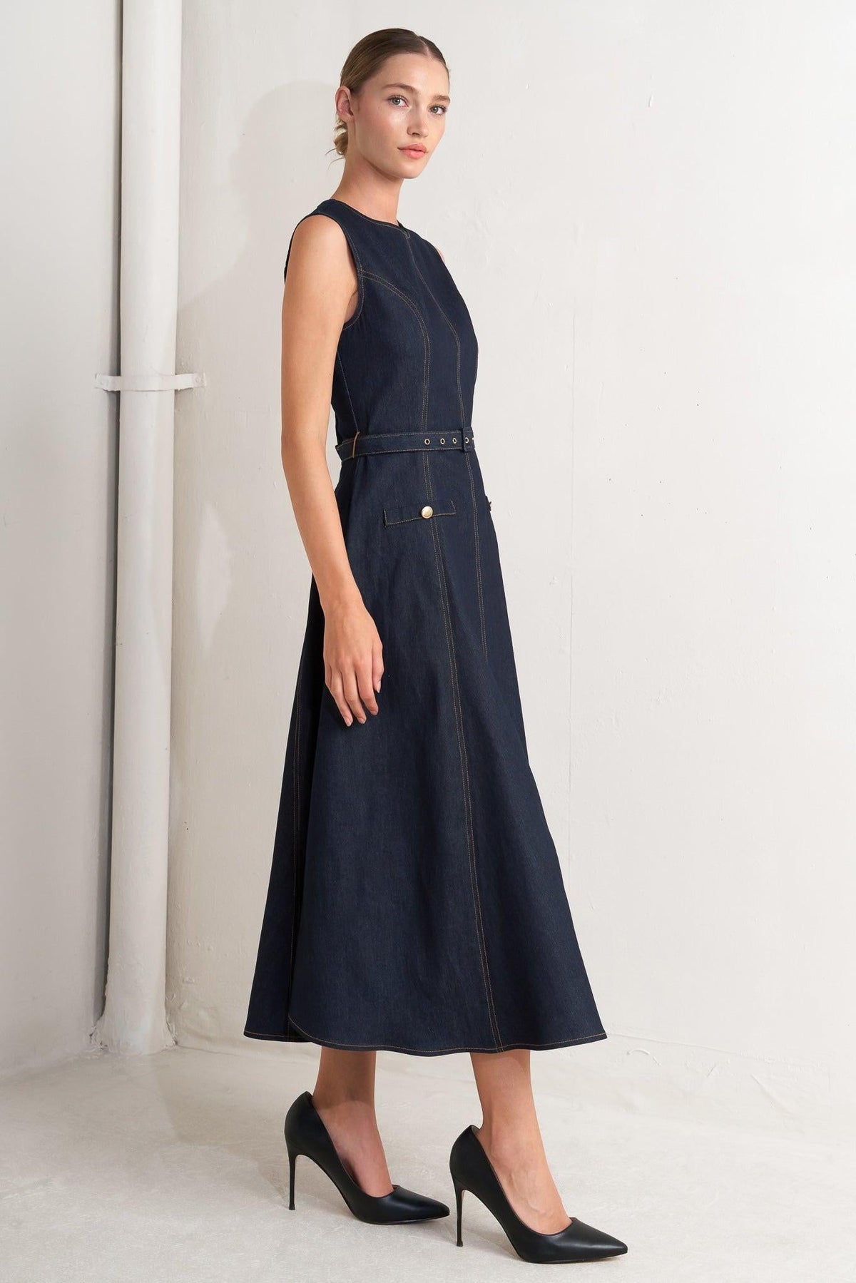 VESTIDO MIDI DE MEZCLILLA OSCURA MODERNO