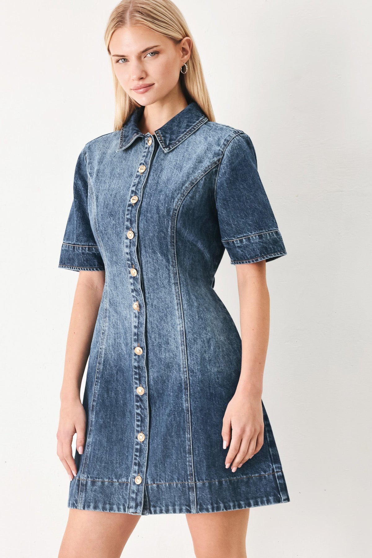 PODER EN VESTIDO CORTO DE MEZCLILLA