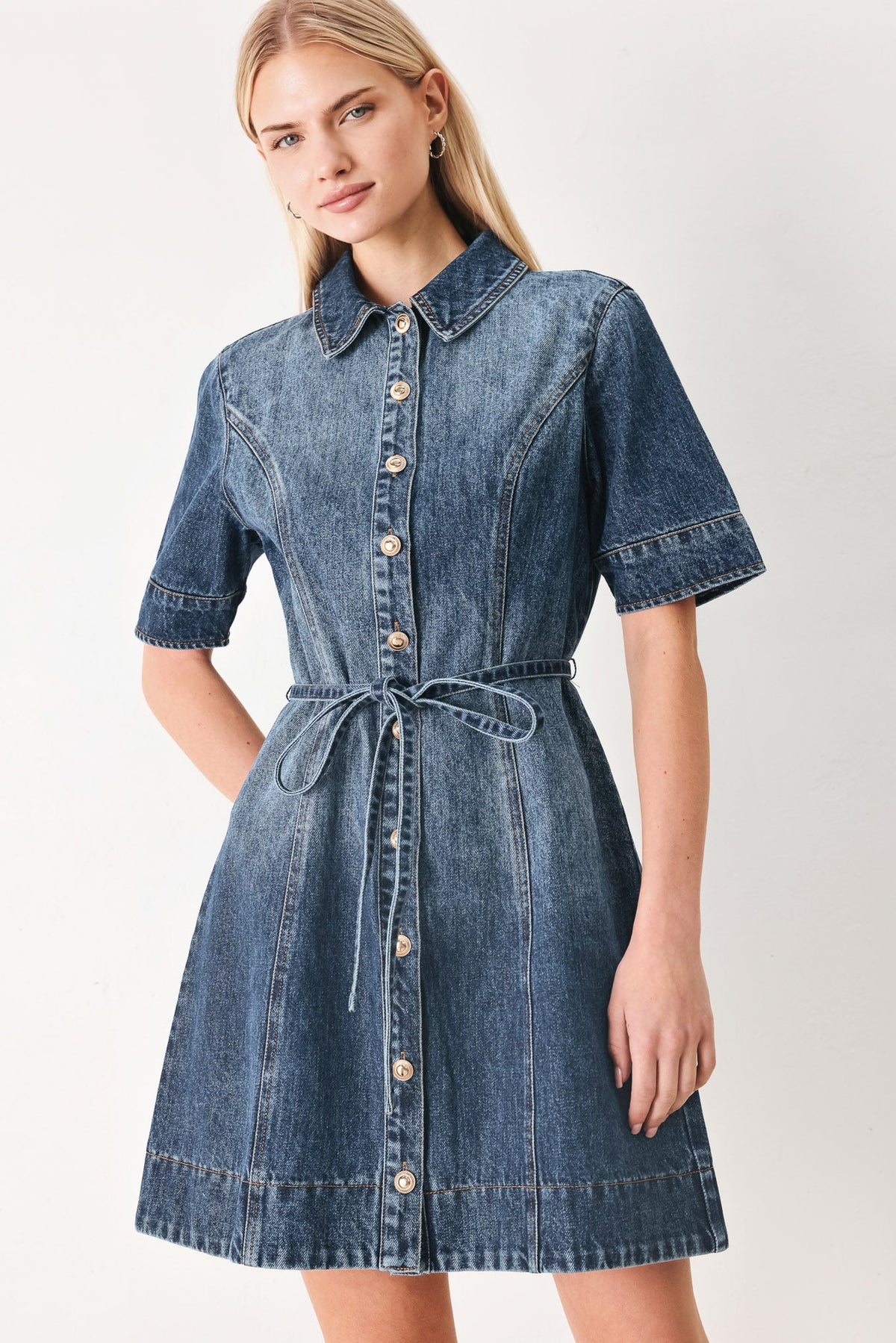 PODER EN VESTIDO CORTO DE MEZCLILLA