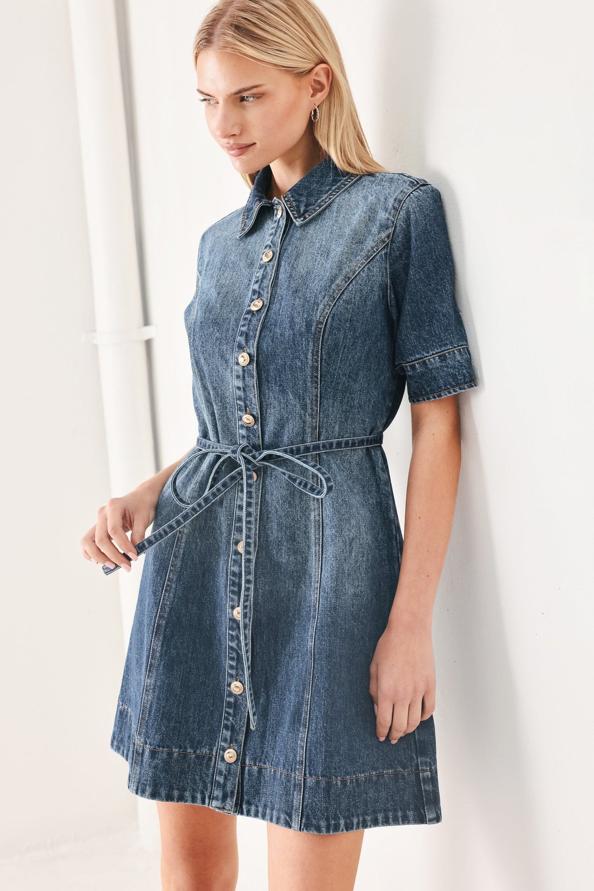 PODER EN VESTIDO CORTO DE MEZCLILLA