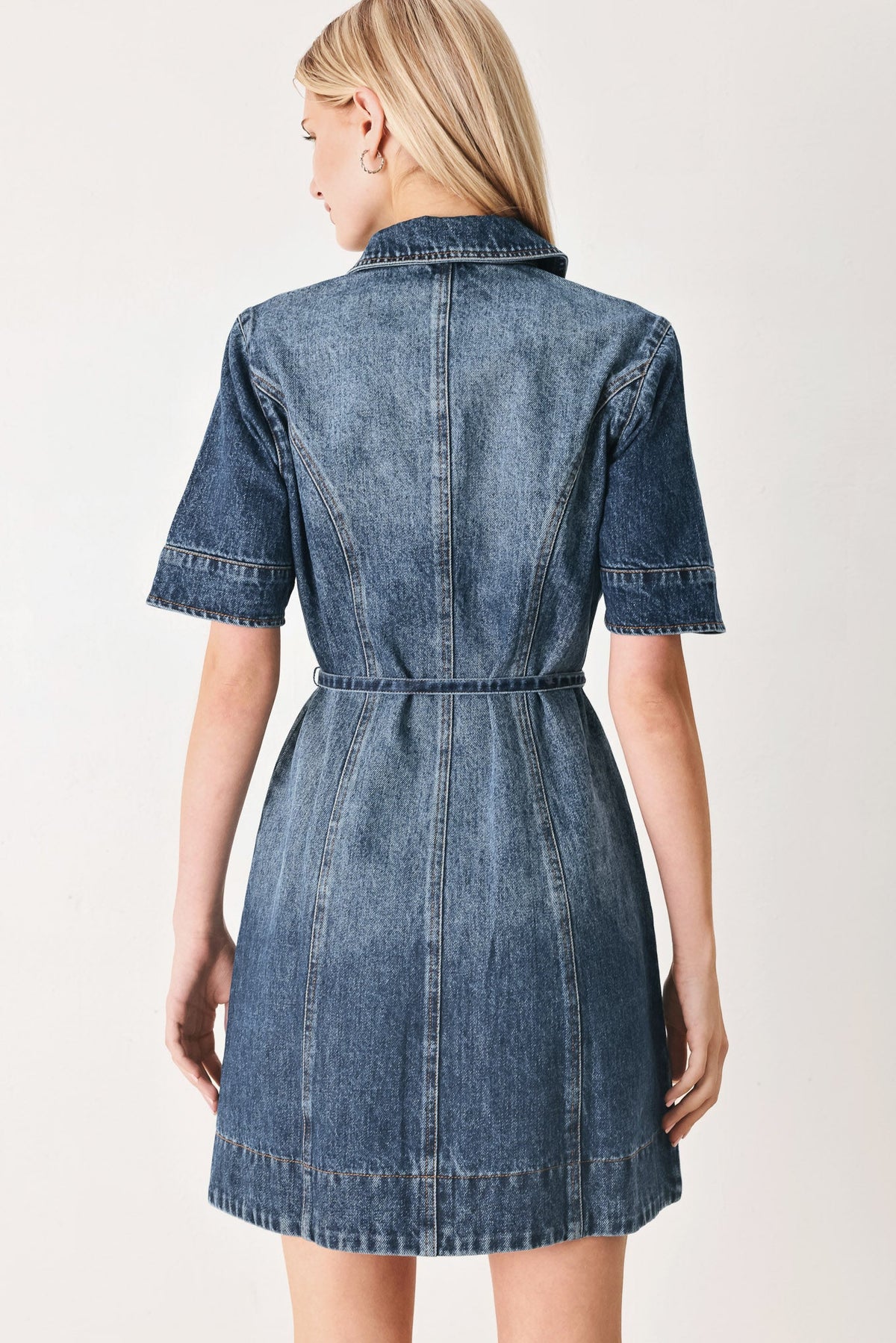 PODER EN VESTIDO CORTO DE MEZCLILLA