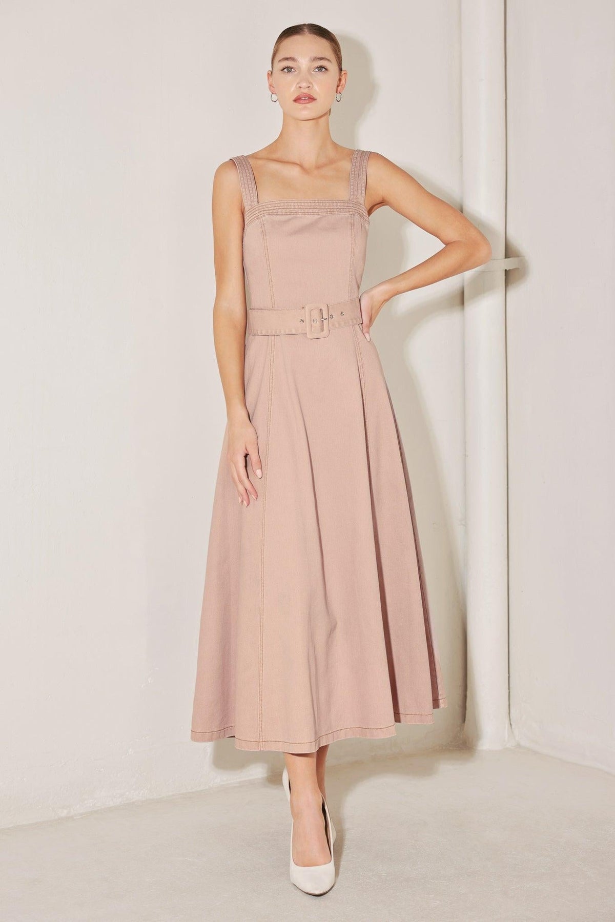 VESTIDO MIDI TEJIDO DE COLOR ROSA NEUTRO ELEGANTE