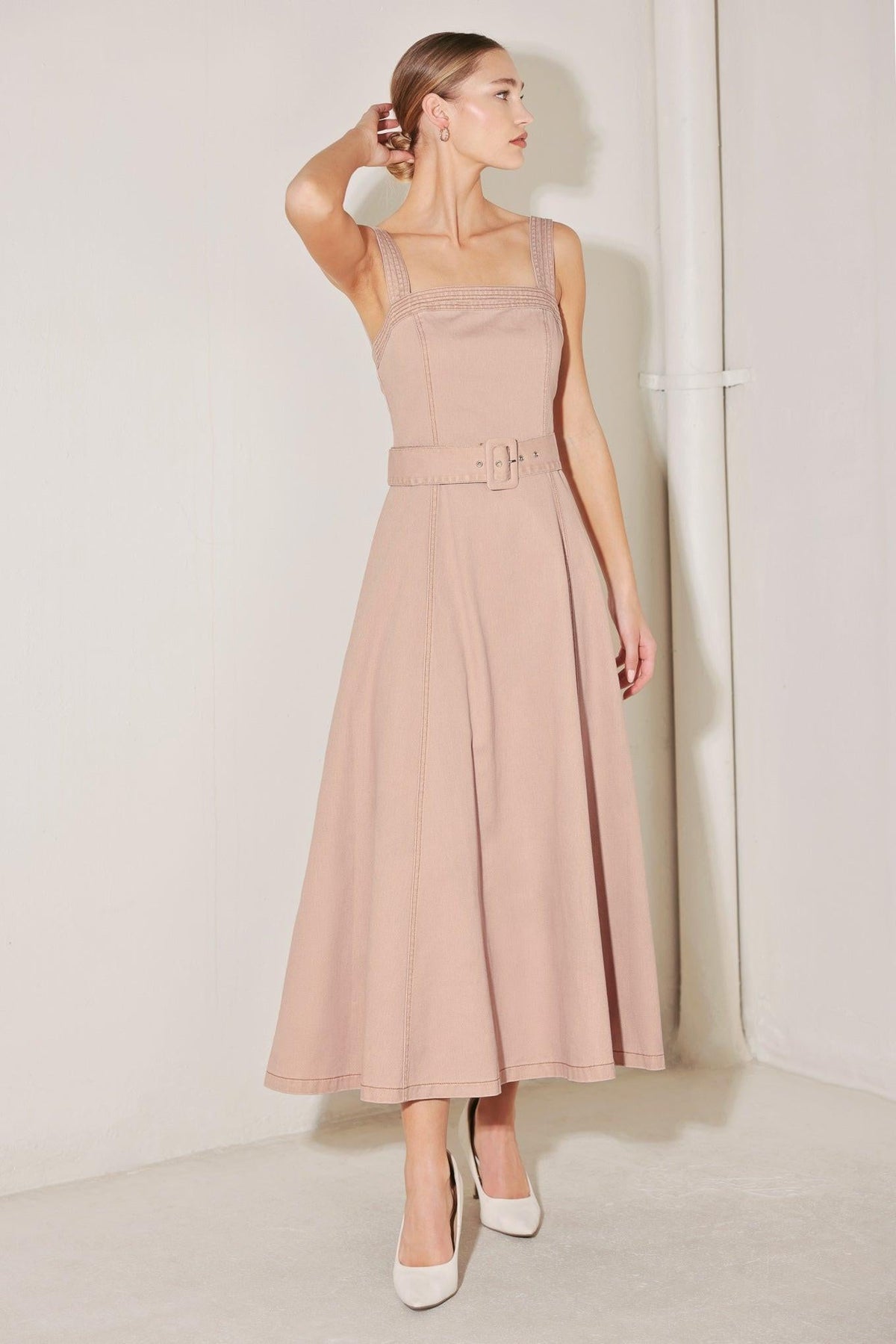 VESTIDO MIDI TEJIDO DE COLOR ROSA NEUTRO ELEGANTE
