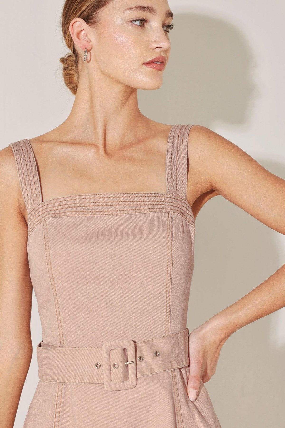 VESTIDO MIDI TEJIDO DE COLOR ROSA NEUTRO ELEGANTE