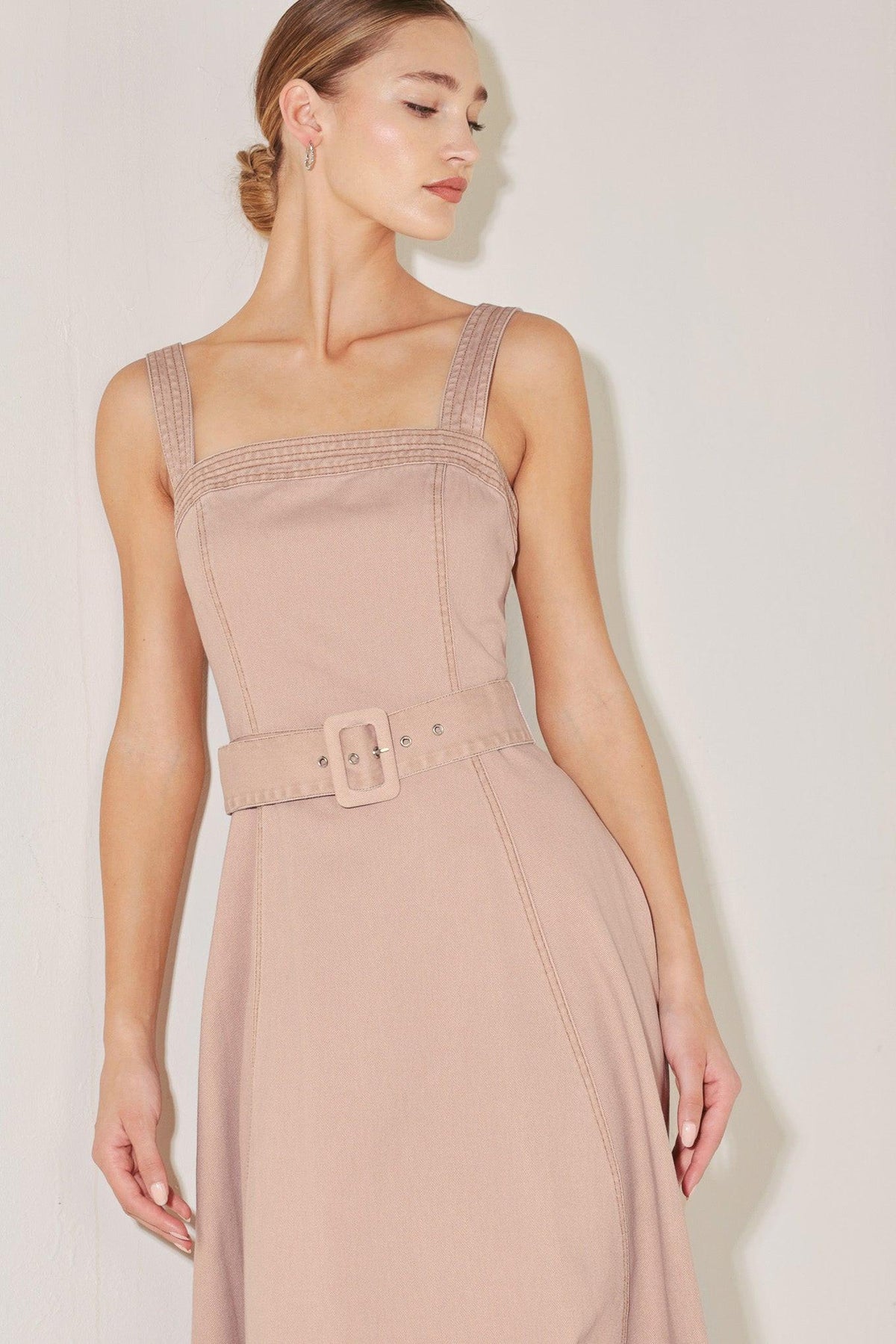 VESTIDO MIDI TEJIDO DE COLOR ROSA NEUTRO ELEGANTE