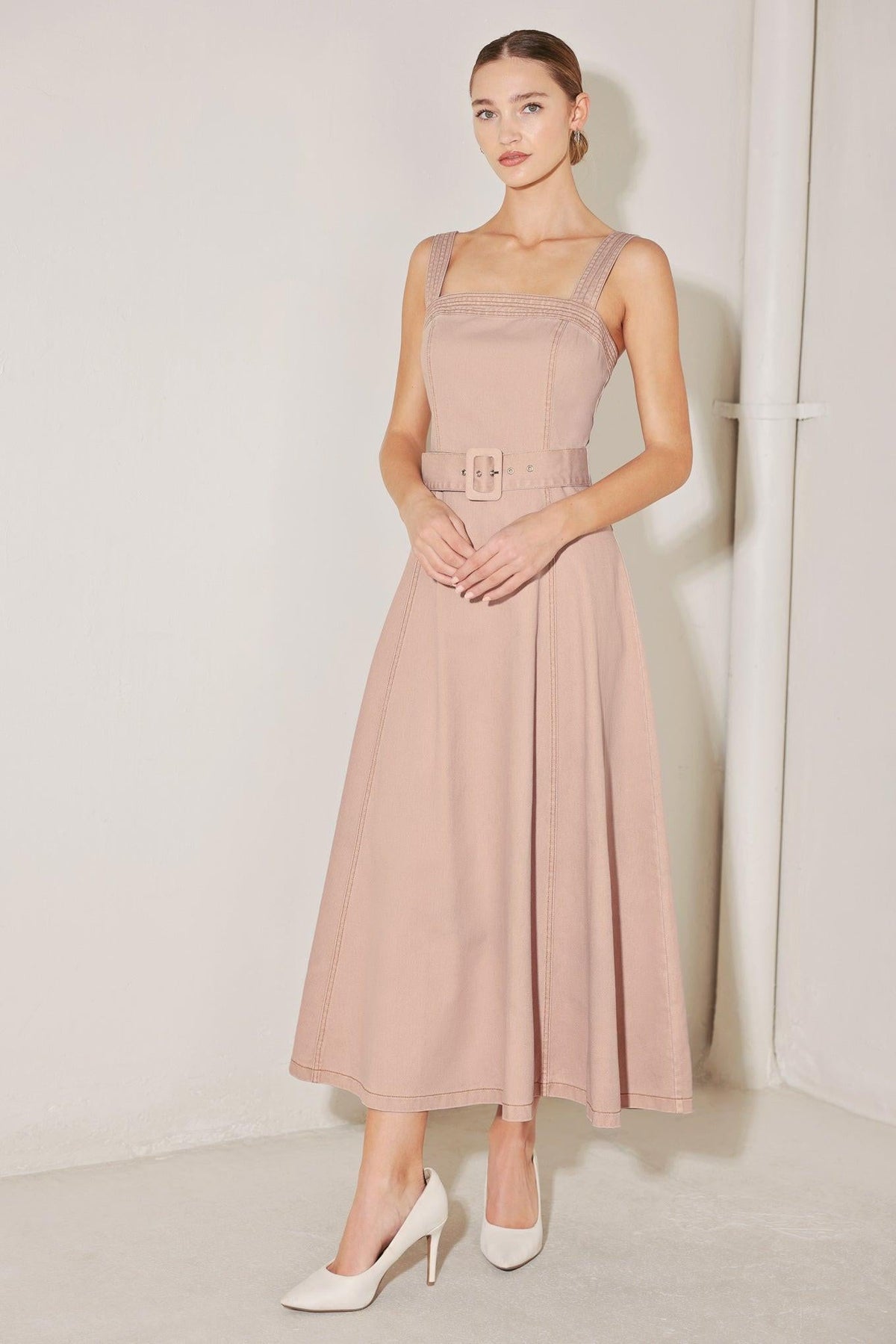 VESTIDO MIDI TEJIDO DE COLOR ROSA NEUTRO ELEGANTE