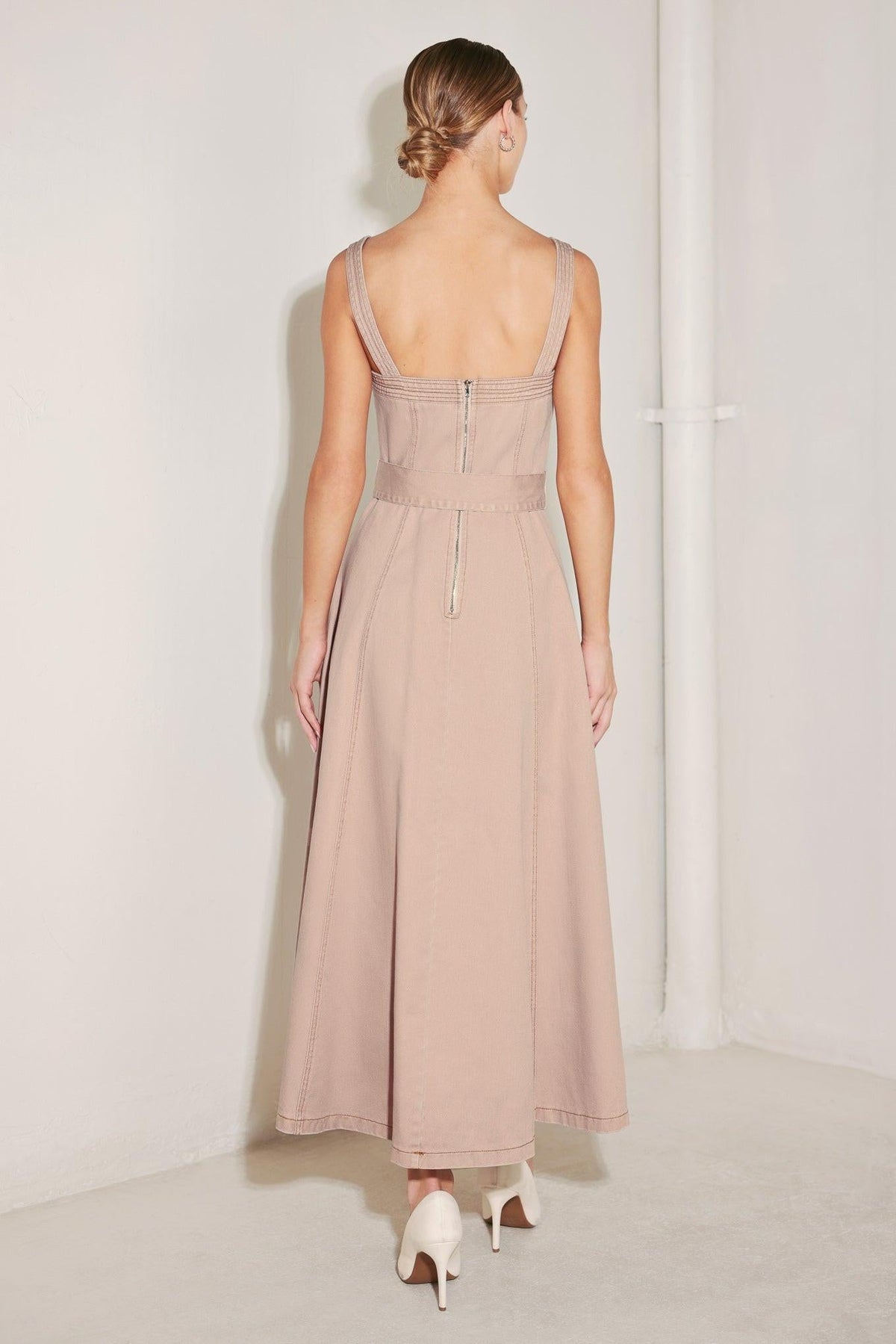 VESTIDO MIDI TEJIDO DE COLOR ROSA NEUTRO ELEGANTE
