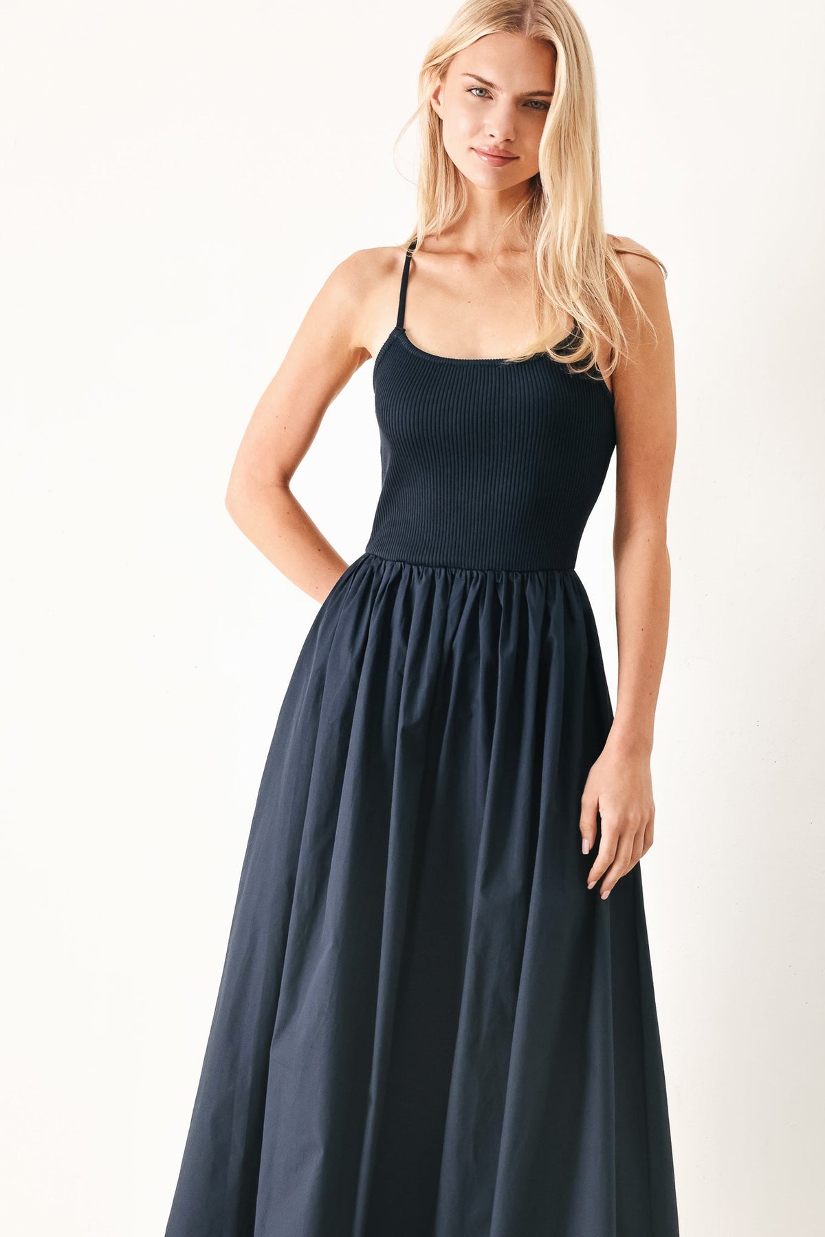 VESTIDO MIDI DE TEJIDO LIGERO AZUL MARINO