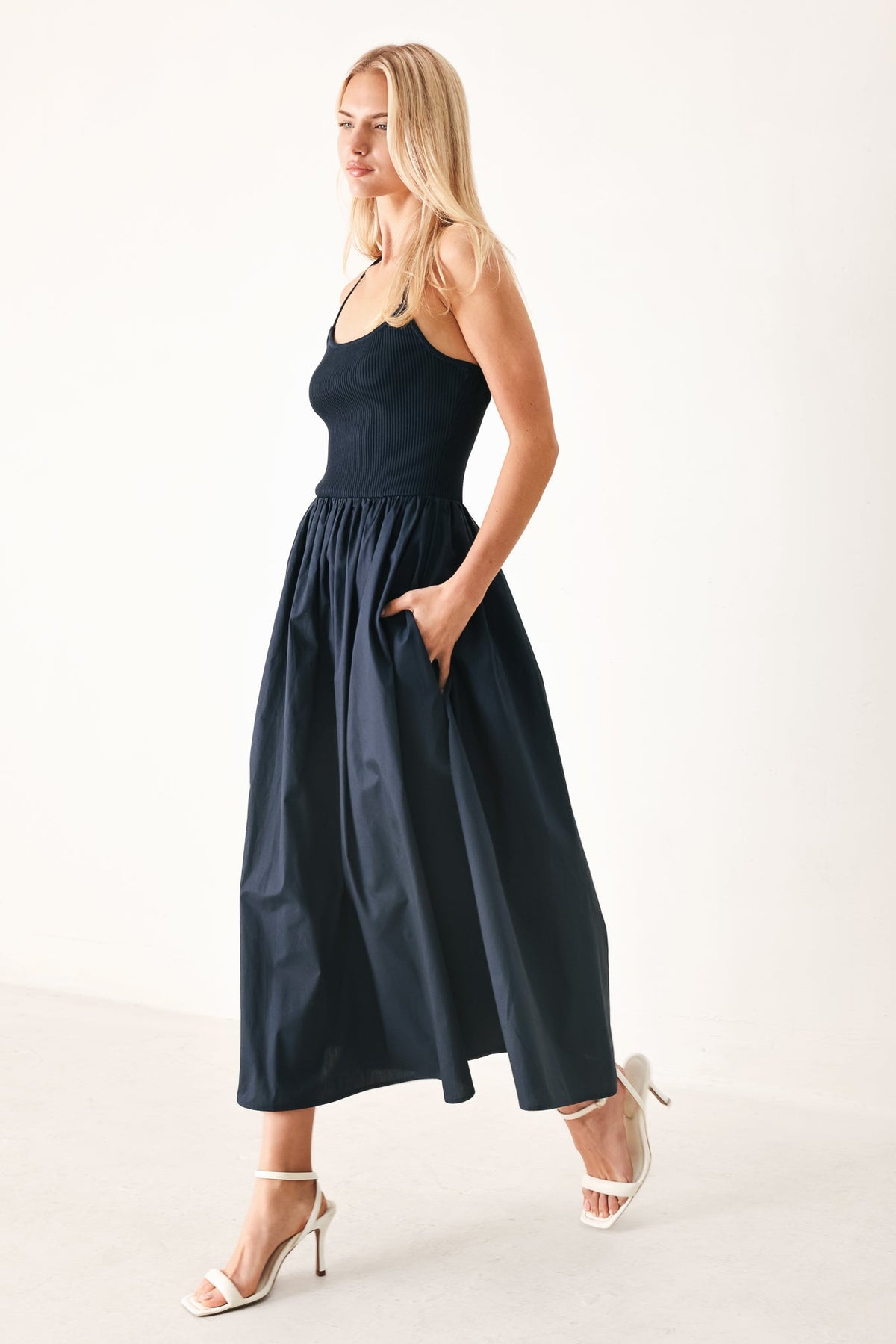 VESTIDO MIDI DE TEJIDO LIGERO AZUL MARINO