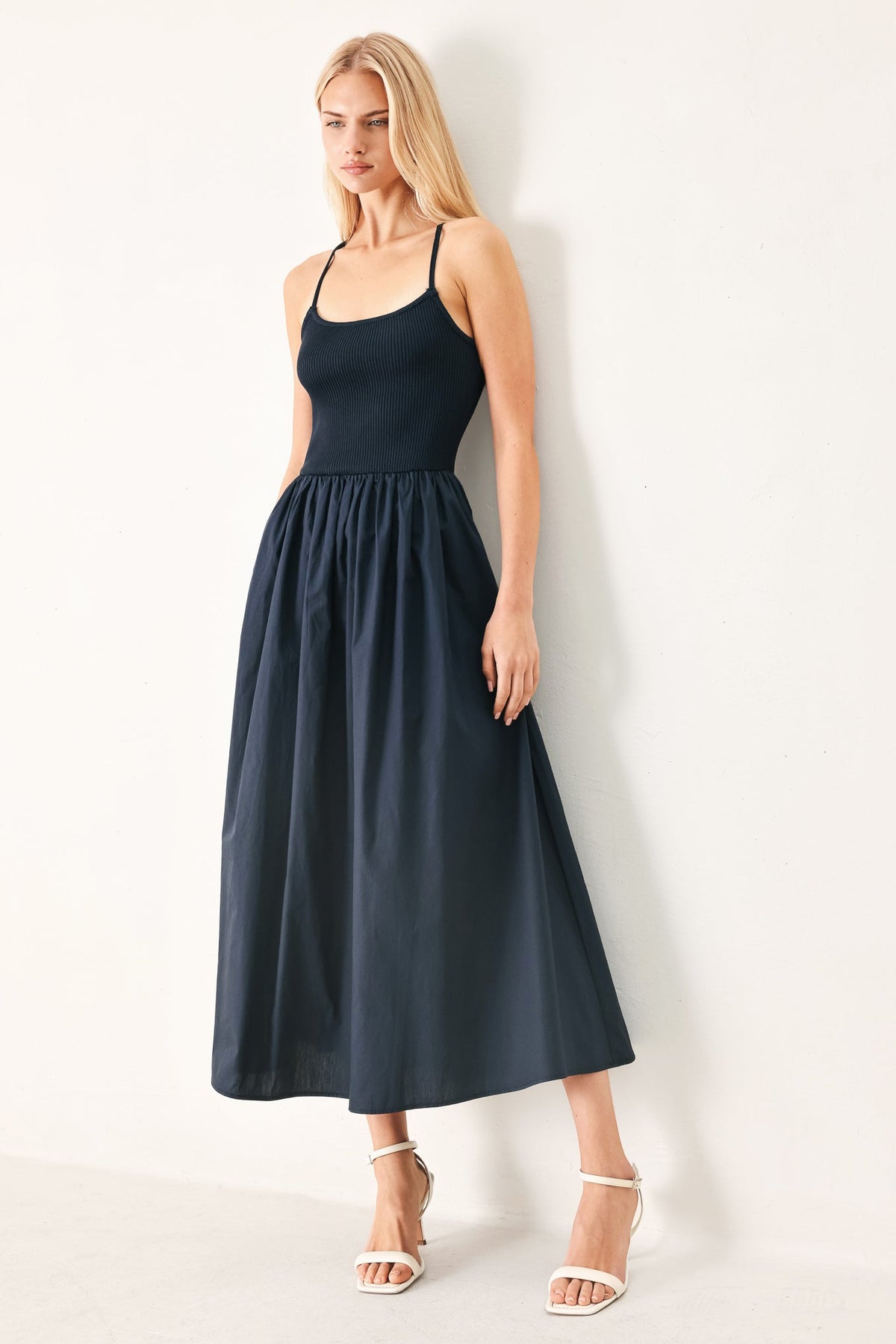 VESTIDO MIDI DE TEJIDO LIGERO AZUL MARINO