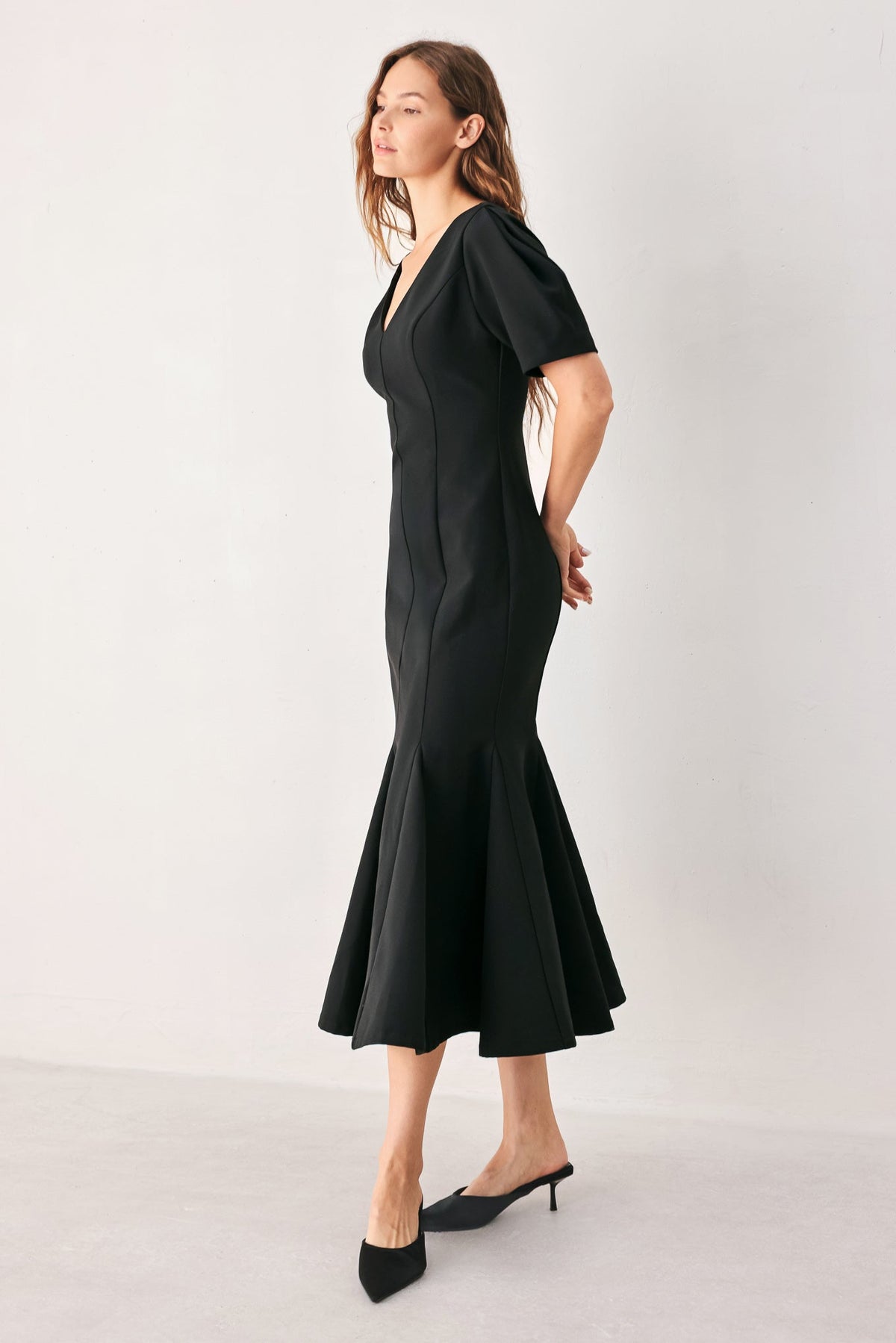 VESTIDO MIDI DE PUNTO CON MANGAS ABULLONADAS SOIRÉE